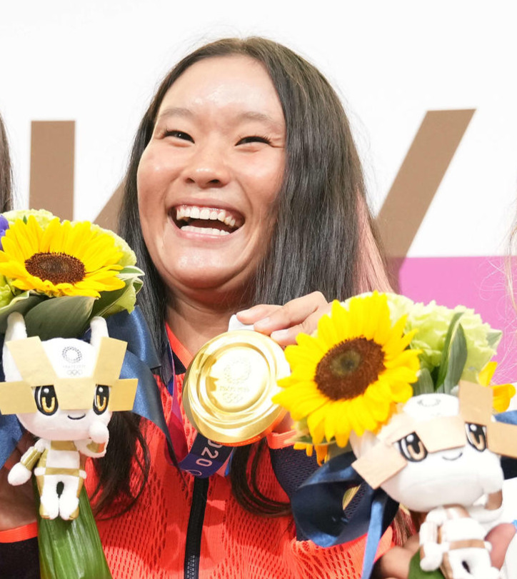 2020年東京五輪　スケートボード女子パーク表彰式　金メダルを手に笑顔の四十住さくら(2021年8月4日撮影)
