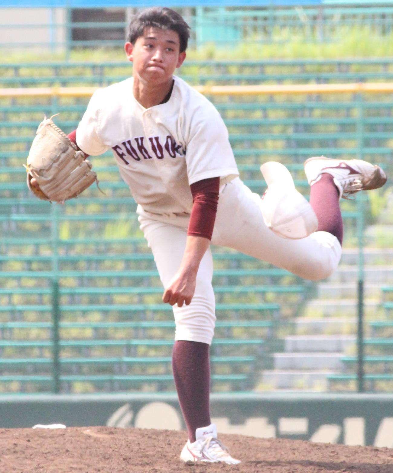 九大対福岡大　帽子を飛ばして力投する福岡大・楠井悠太投手（撮影・菊川光一）＝2024年9月2日、北九州市民球場