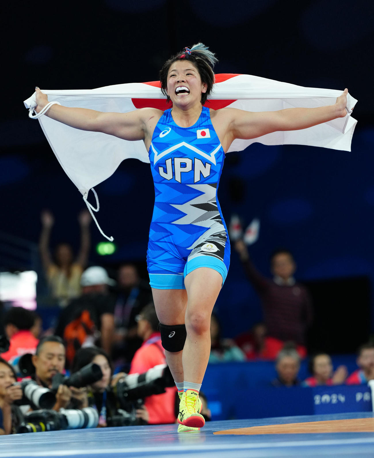 女子76キロ級で優勝し歓喜する鏡（2024年8月11日撮影）