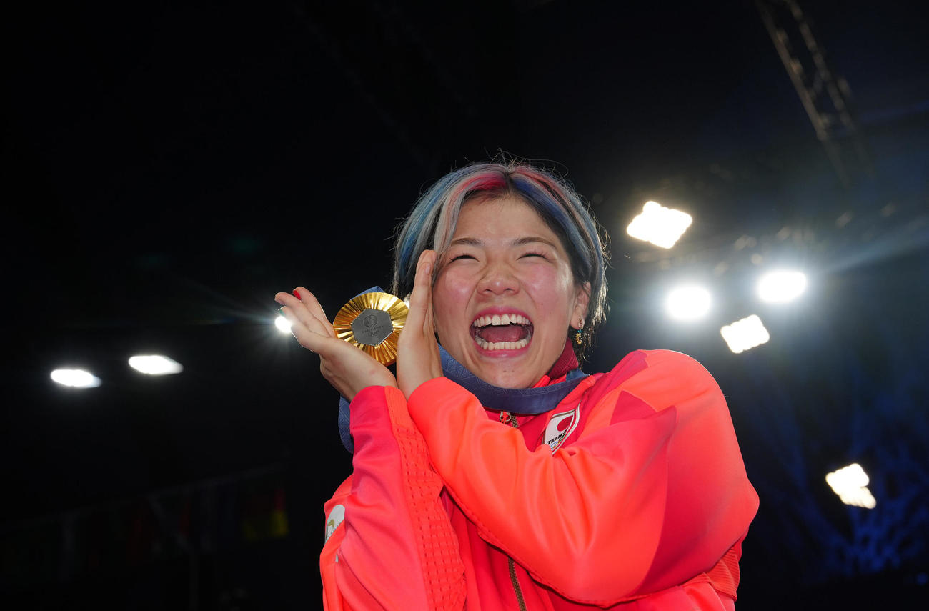 女子76キロ級の金メダルを手にひまわりポーズを見せる鏡（2024年8月11日撮影）