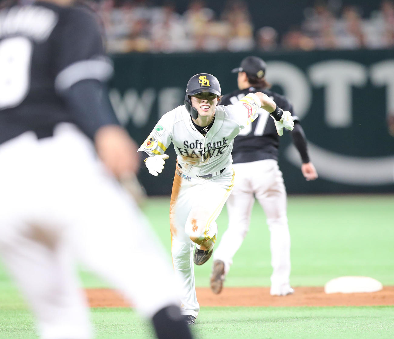 8月18日ロッテ戦、二盗が悪送球を誘い三塁に進むソフトバンク周東