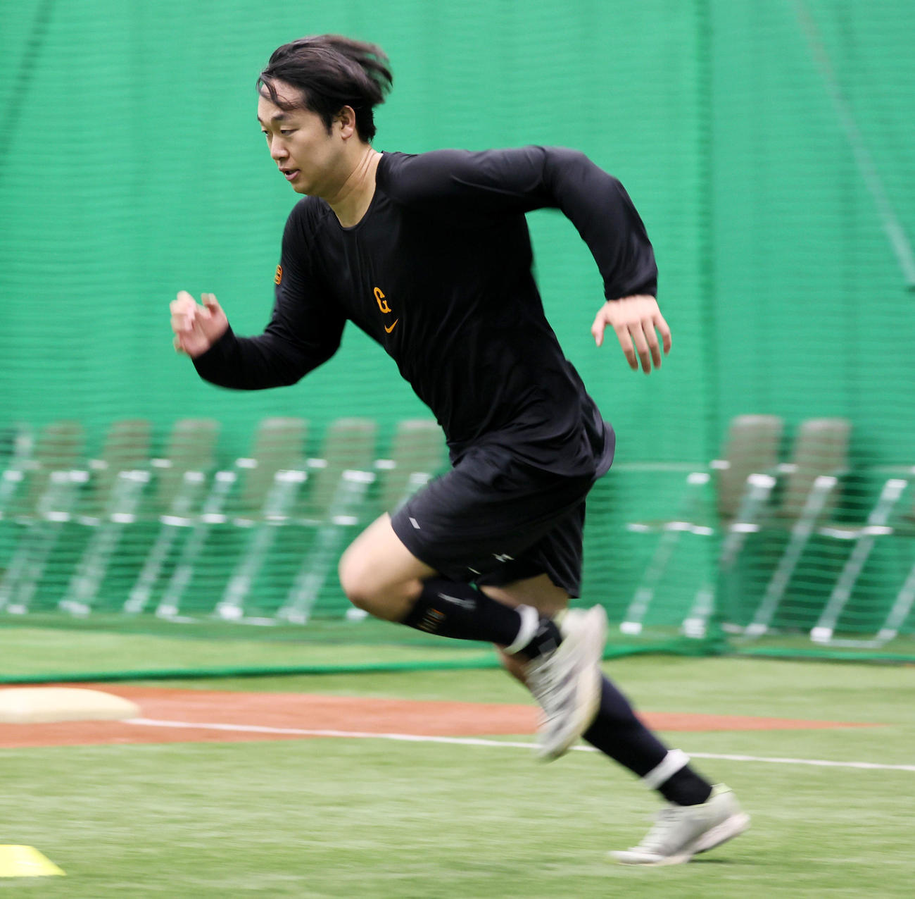 練習でダッシュする巨人山崎伊織（撮影・加藤哉）