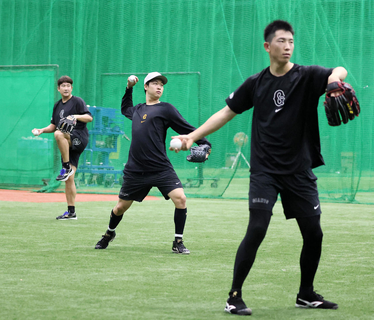 キャッチボールで調整する山崎伊。左は菅野、右は戸郷（撮影・加藤哉）