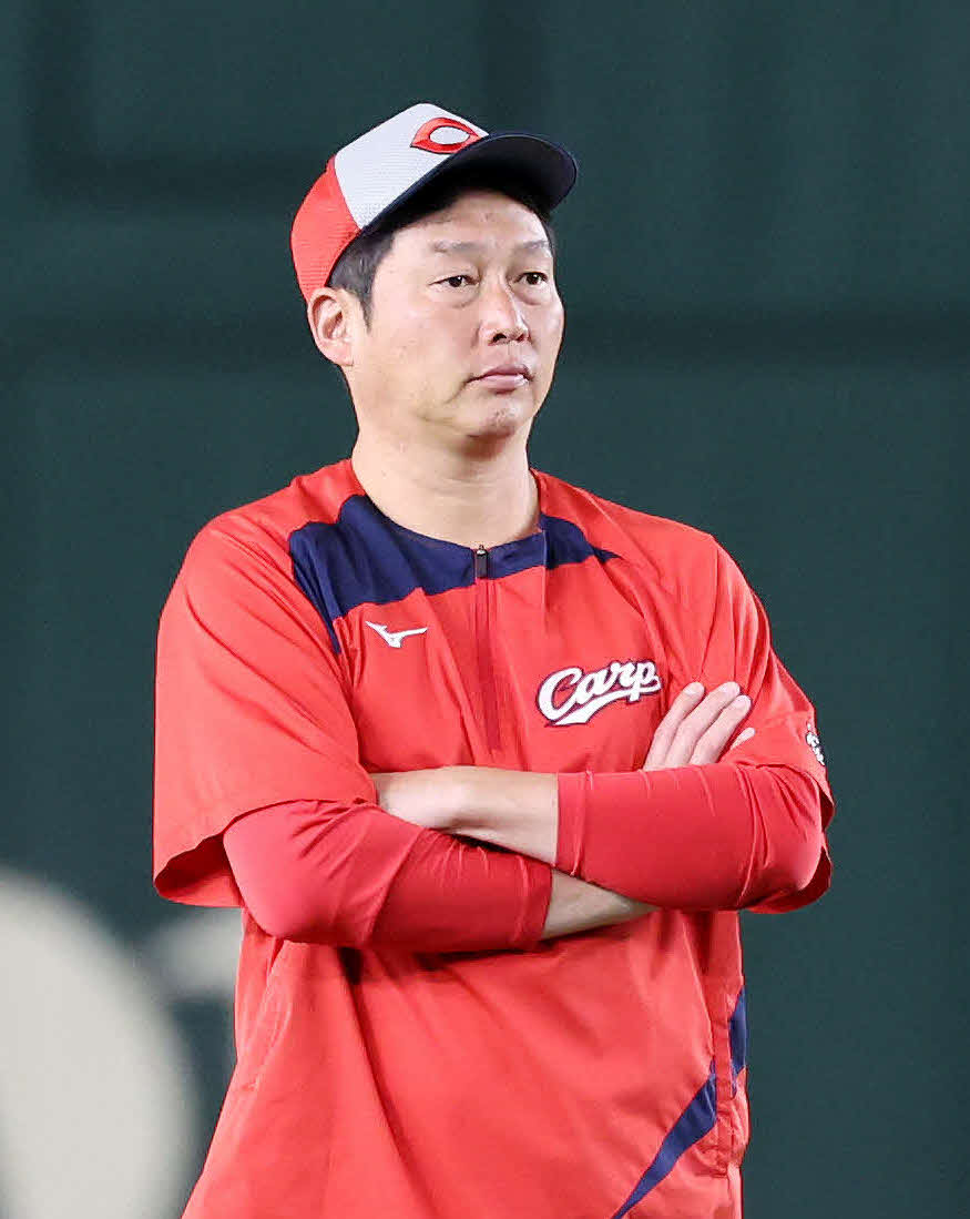 練習を見つめる広島新井監督（2024年8月7日撮影）