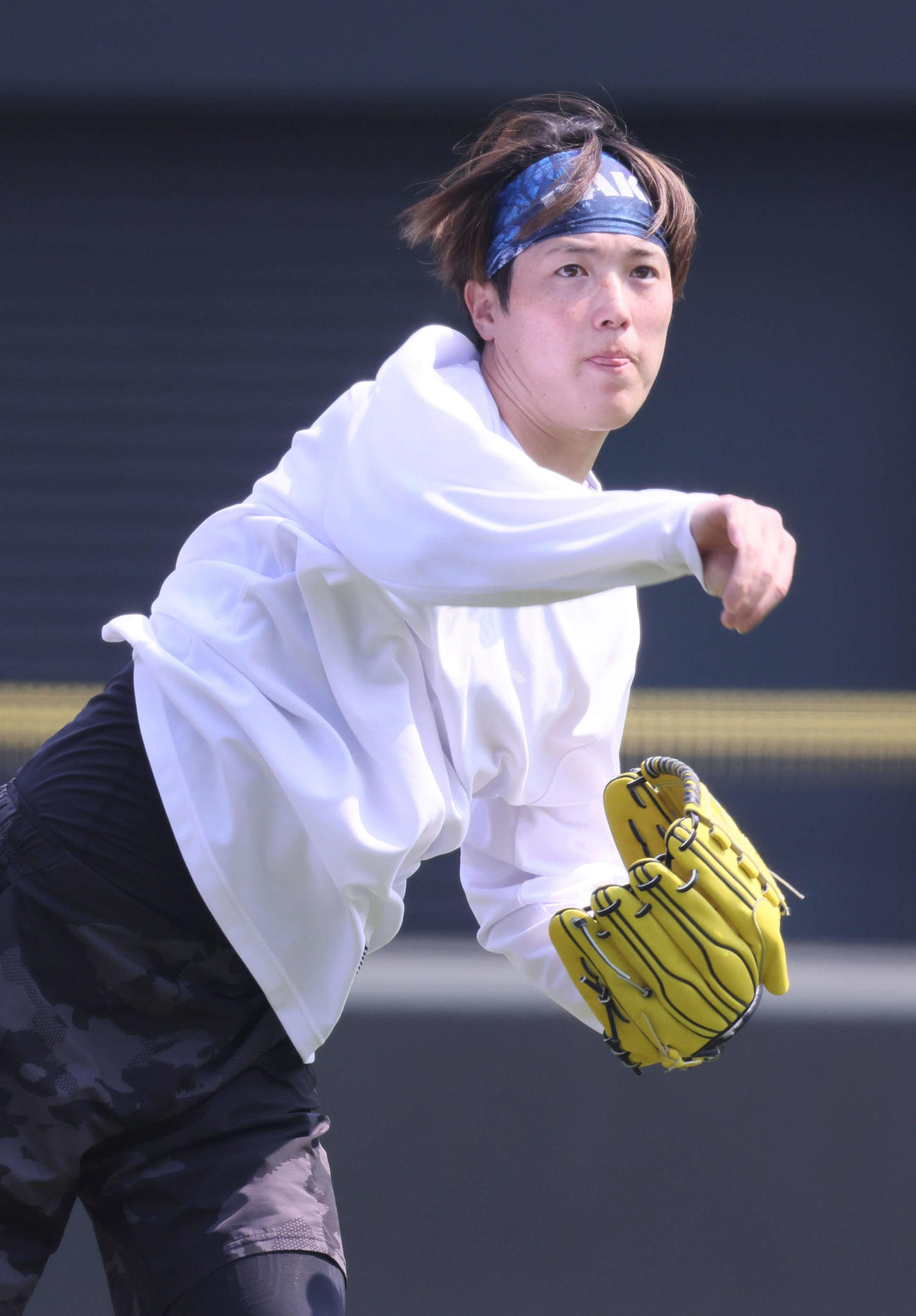 投手指名練習でキャッチボールをする広島森下（撮影・加藤孝規）