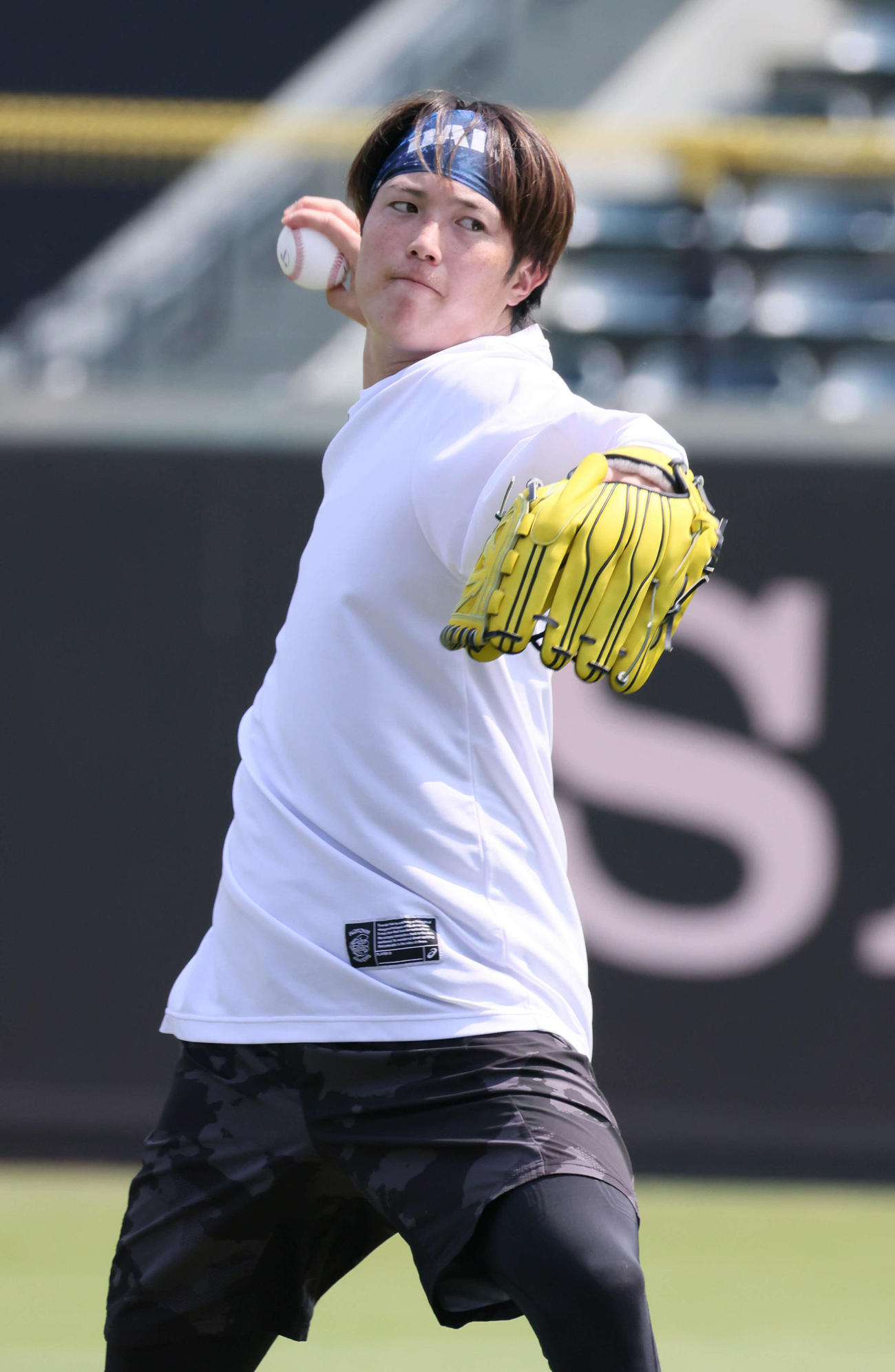投手指名練習でキャッチボールをする広島森下（撮影・加藤孝規）