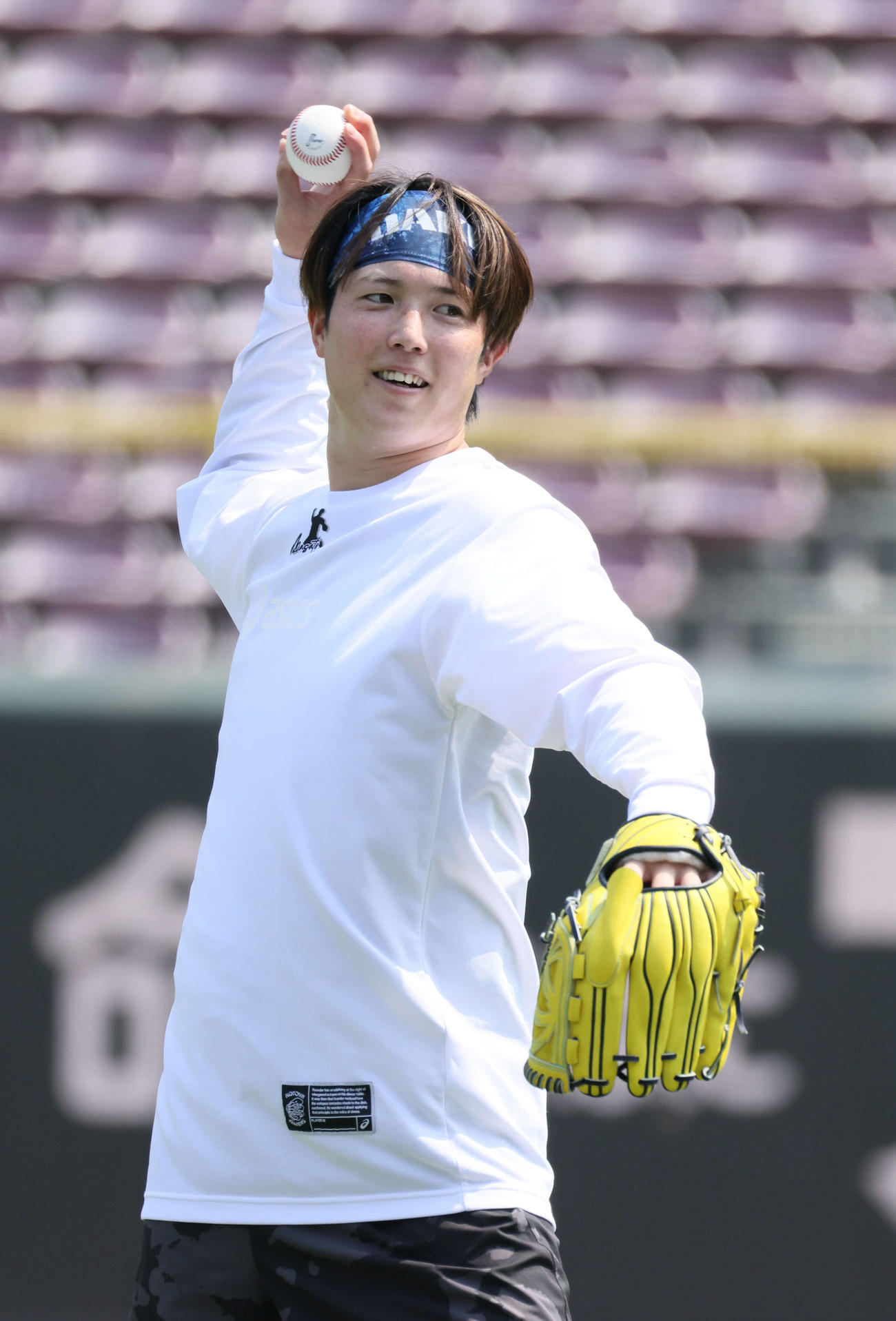 投手指名練習でキャッチボールをする広島森下（撮影・加藤孝規）