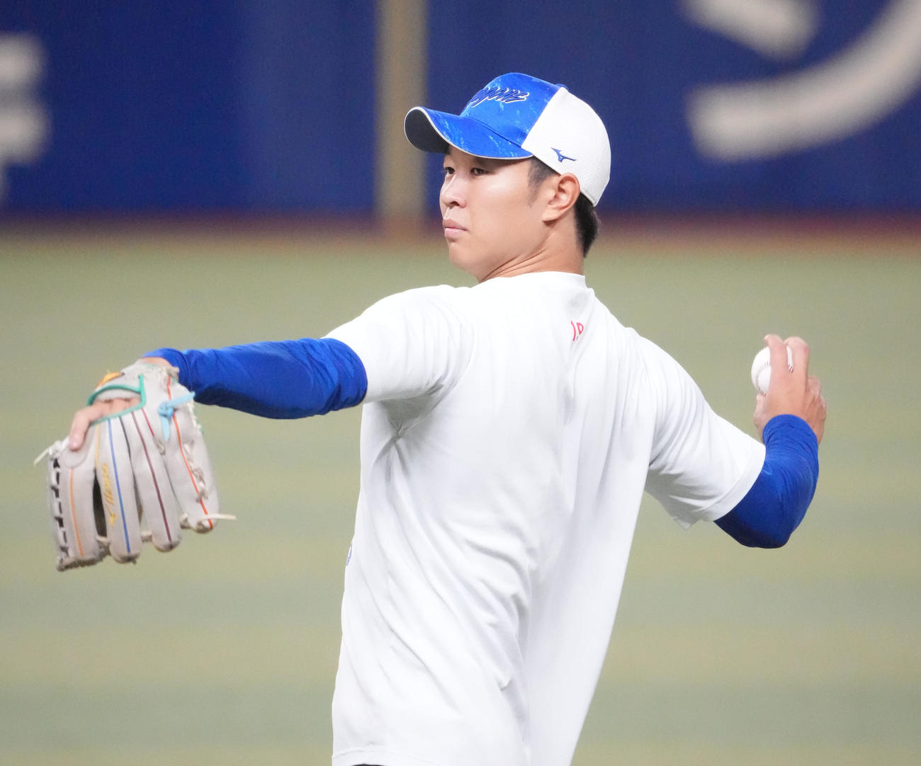 キャッチボールをする高橋宏（撮影・森本幸一）