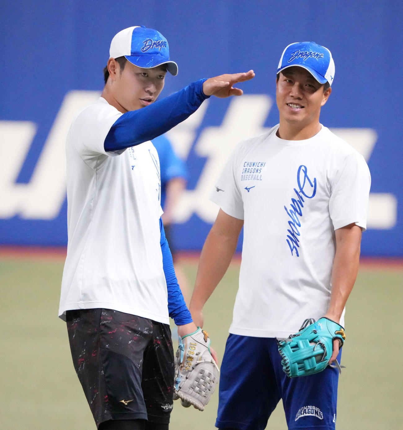 キャッチボールを終え柳と言葉を交わす高橋宏（左）（撮影・森本幸一）