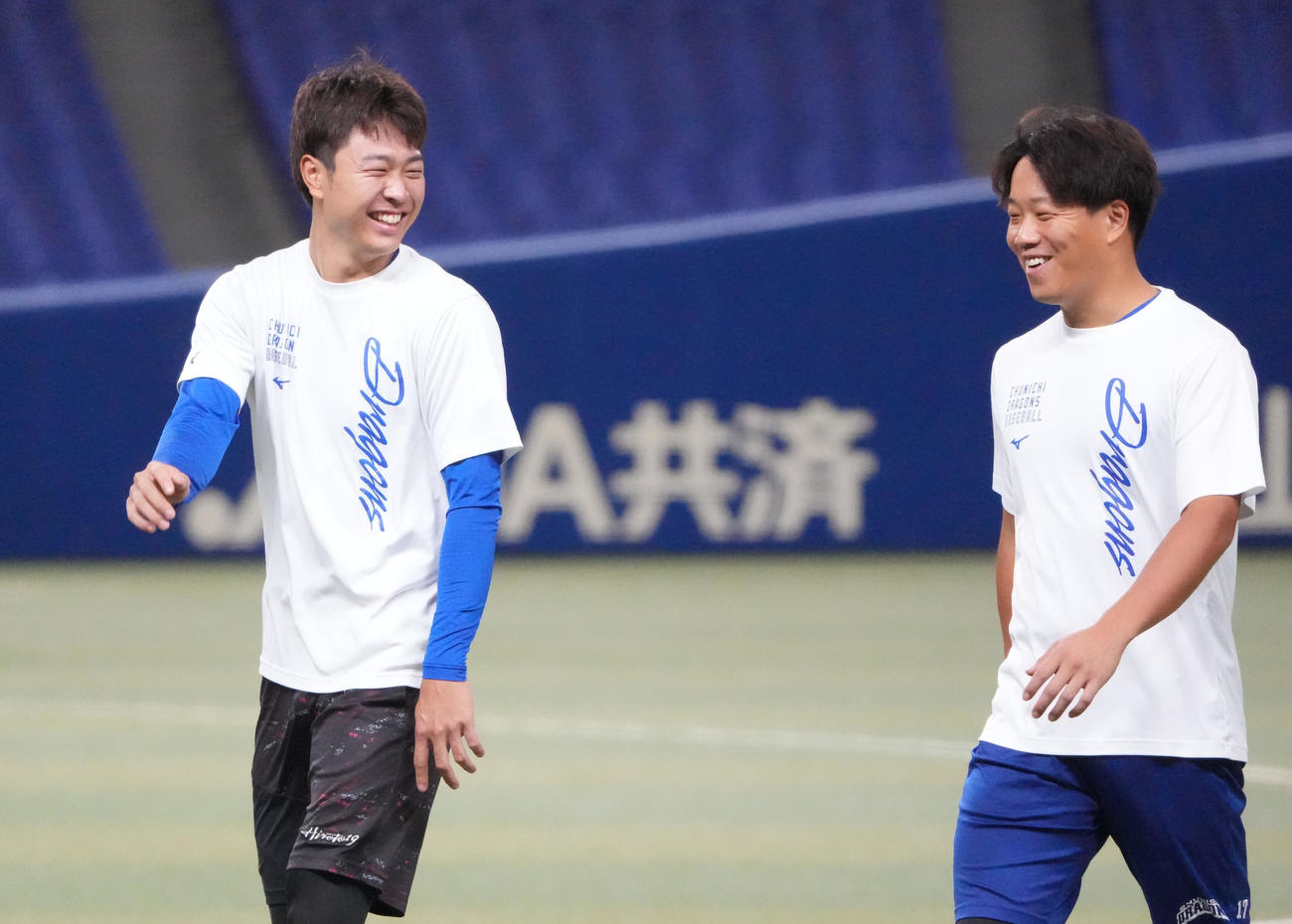 明るい表情で柳と言葉を交わす高橋宏（左）（撮影・森本幸一）