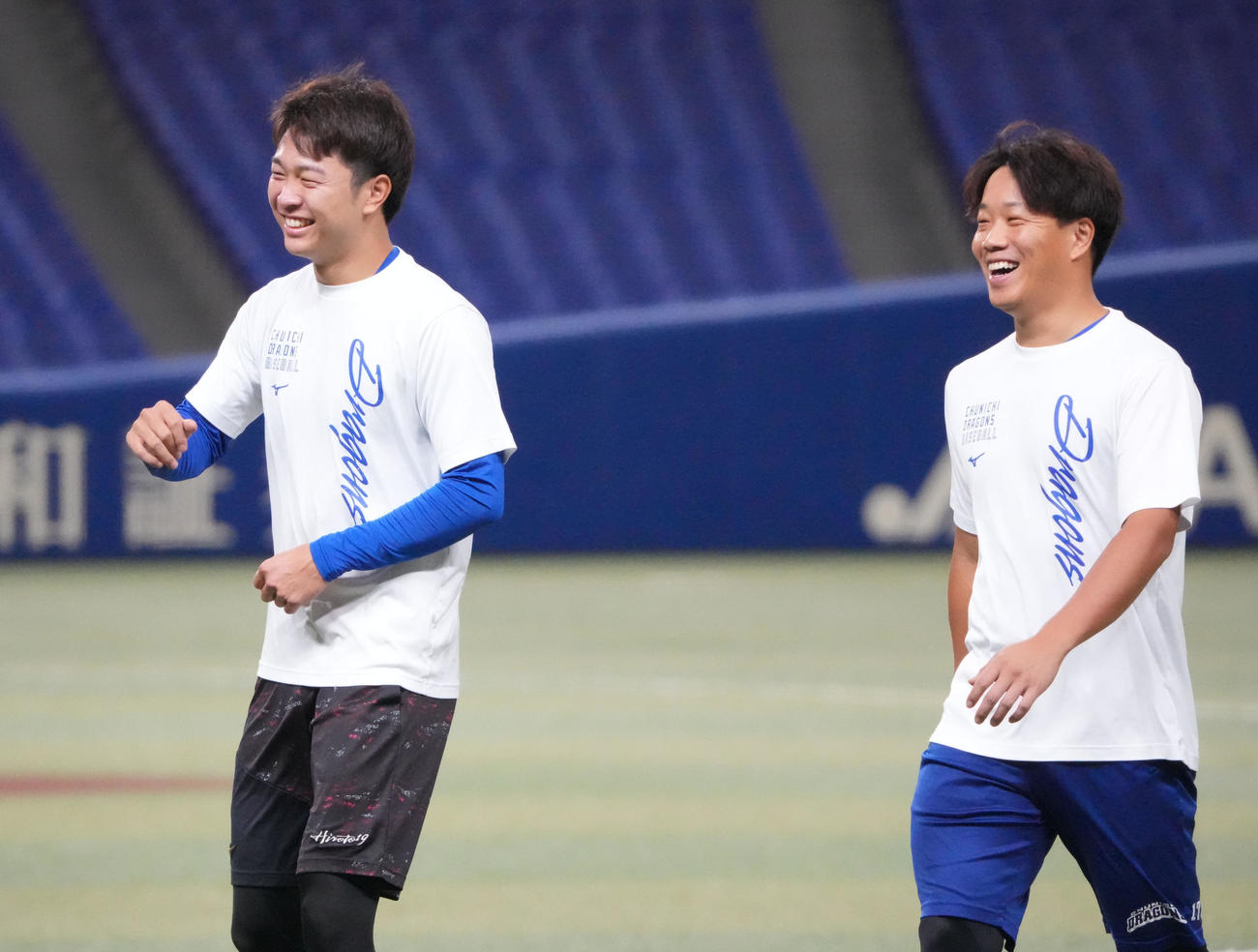 明るい表情で柳と言葉を交わす高橋宏（左）（撮影・森本幸一）