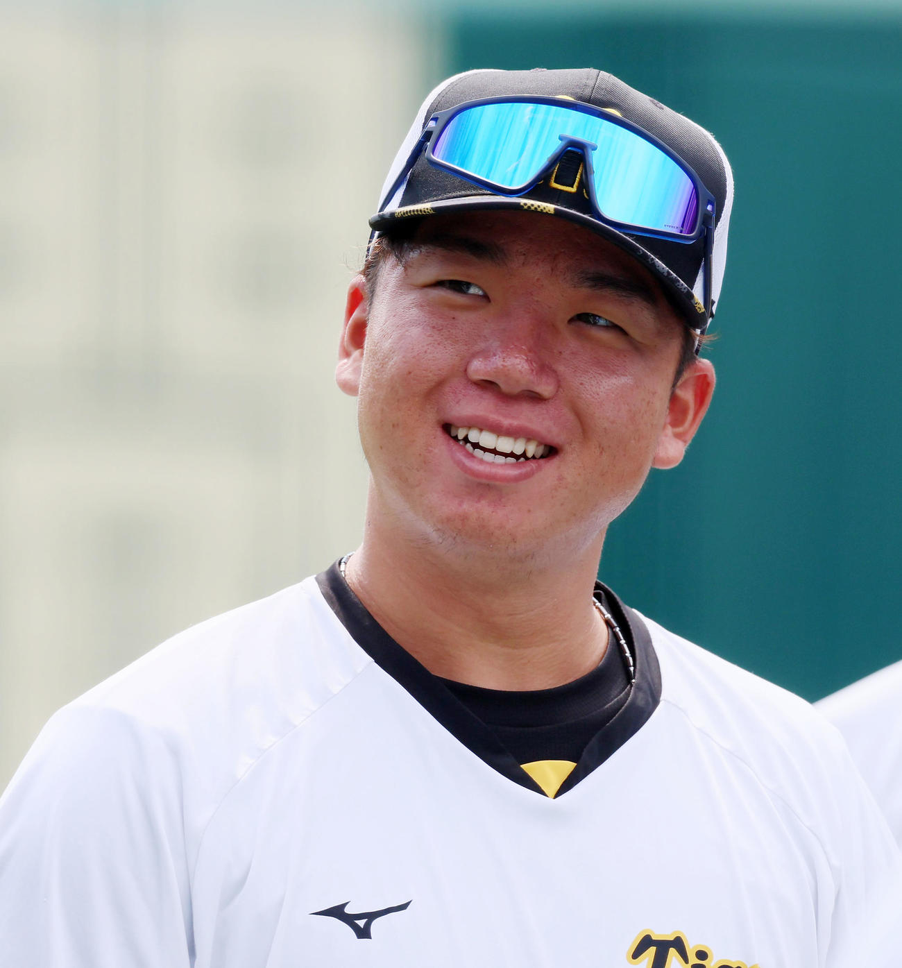 練習開始前のミーティングで笑顔を見せる阪神村上（撮影・加藤哉）