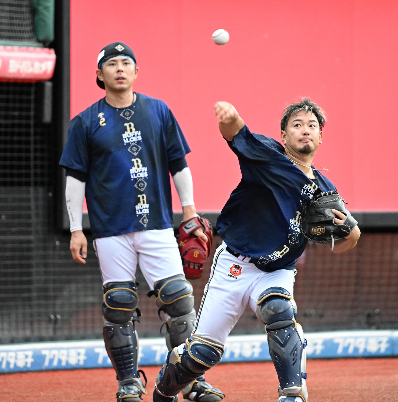楽天対オリックス　ゲーム前、送球練習で調整するオリックス森（右）と若月（撮影・千葉一成）