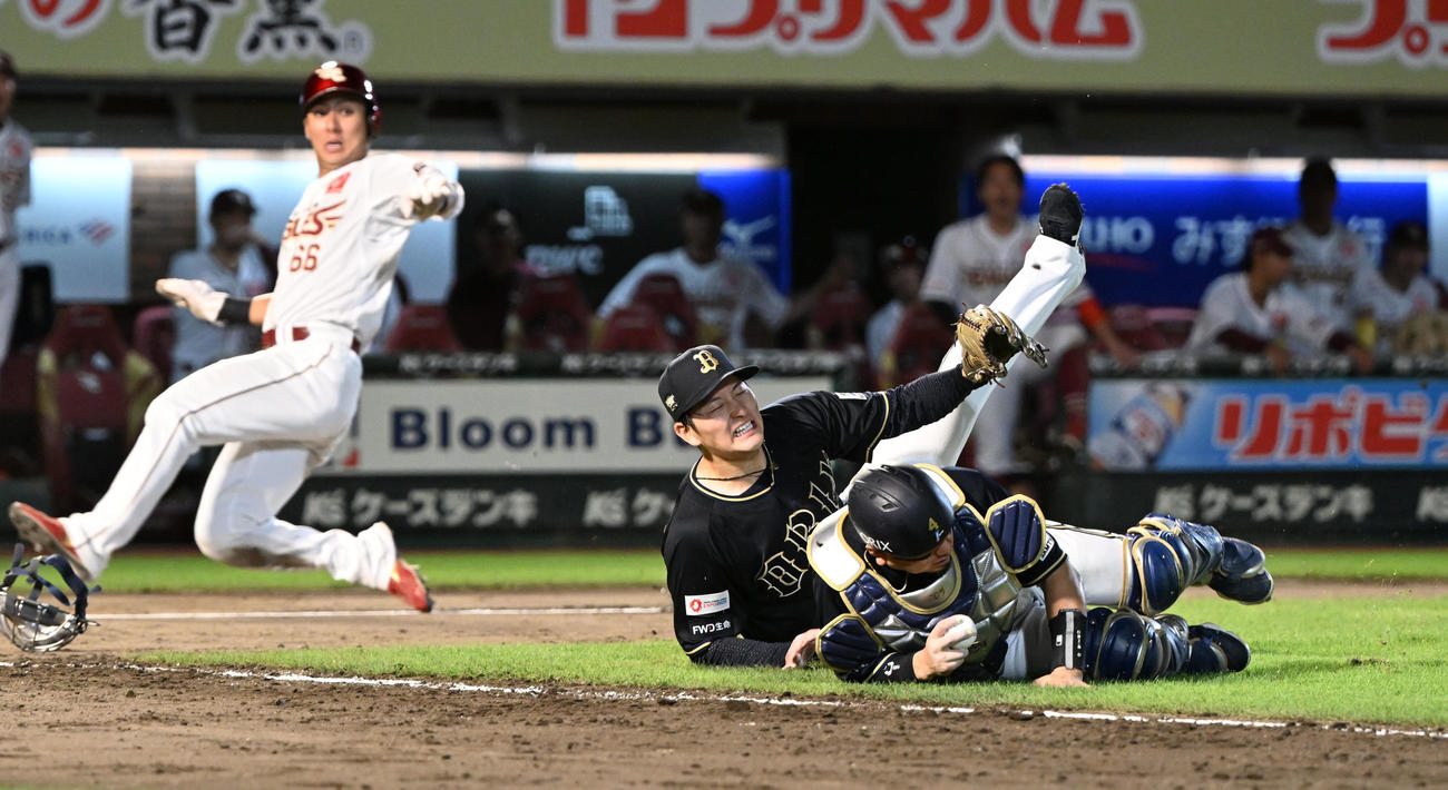 楽天対オリックス　5回裏楽天1死一，三塁、小深田の勝ち越しのスクイズを処理する捕手森と本塁ベースカバーに走る高島が交錯。左は三走村林（撮影・千葉一成）