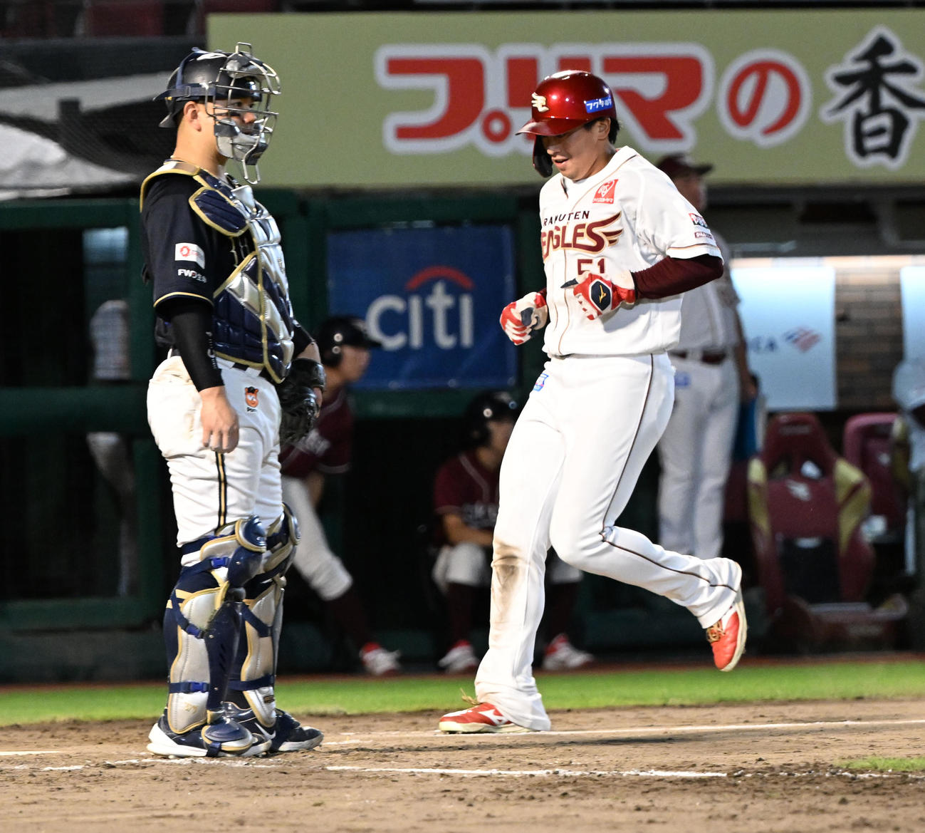 楽天対オリックス　5回裏楽天1死一，二塁、辰己涼介の適時三塁打で生還する小郷裕哉。捕手森（撮影・千葉一成）