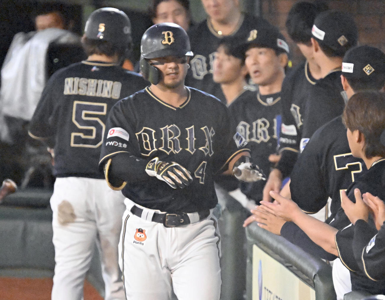 楽天対オリックス　1回表オリックス1死一、三塁、先制の左犠飛を放ちナインに迎えられる森。左奥は三走西野（撮影・千葉一成）
