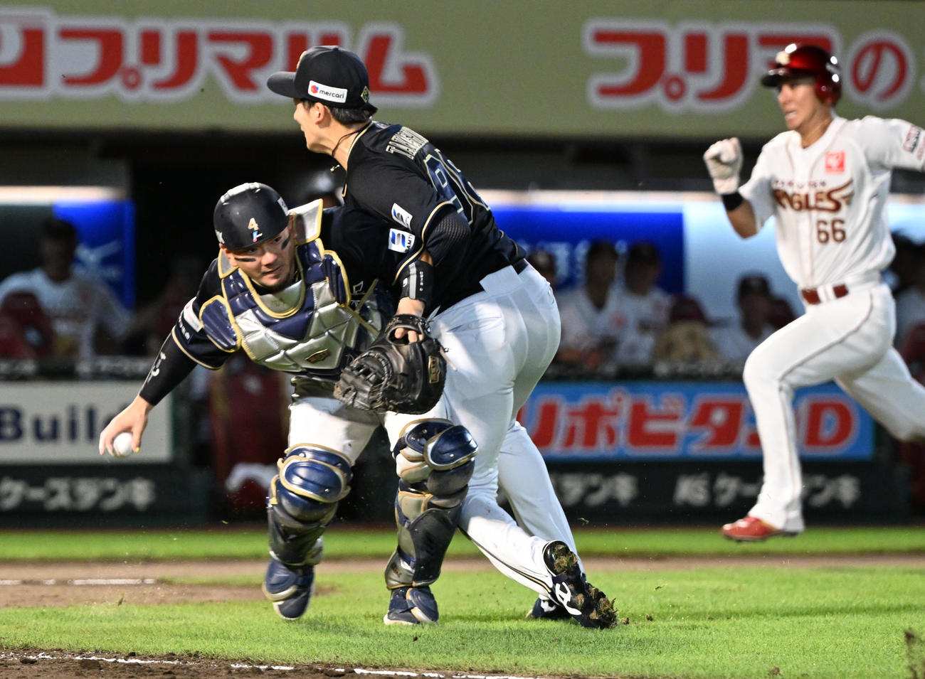 楽天対オリックス　5回裏楽天1死一，三塁、小深田の勝ち越しのスクイズを処理する捕手森と本塁ベースカバーに走る高島が交錯。右は三走村林（撮影・千葉一成）