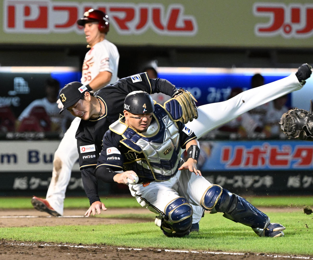 楽天対オリックス　5回裏楽天1死一，三塁、小深田の勝ち越しのスクイズを処理する捕手森と本塁ベースカバーに走る高島が交錯。奥は三走村林（撮影・千葉一成）