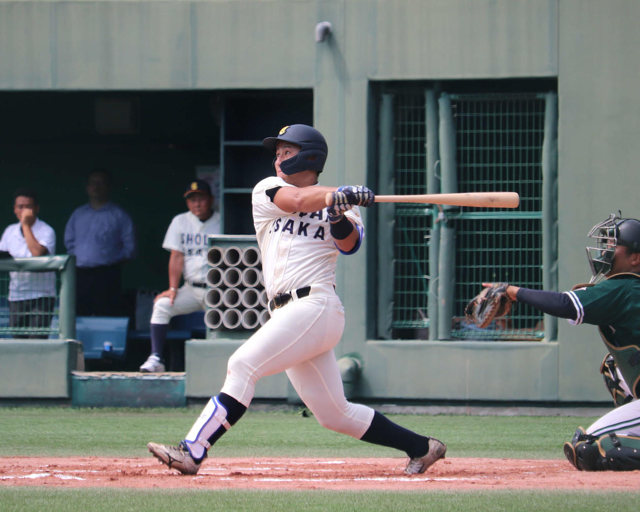 神院大との1節目1回戦　初回2死三塁で左中間への2ランをマークした、大商大の渡部聖（撮影・中島麗）