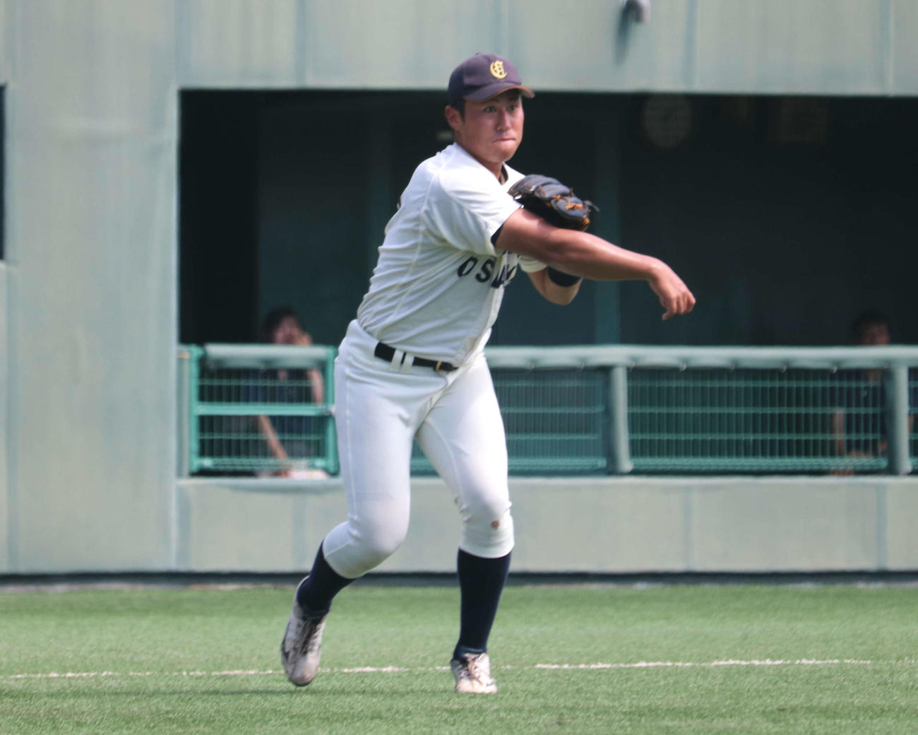 神院大との1節目1回戦　4回無死一塁で三塁への犠打を難なく処理した、三塁で先発した大商大・渡部（撮影・中島麗）