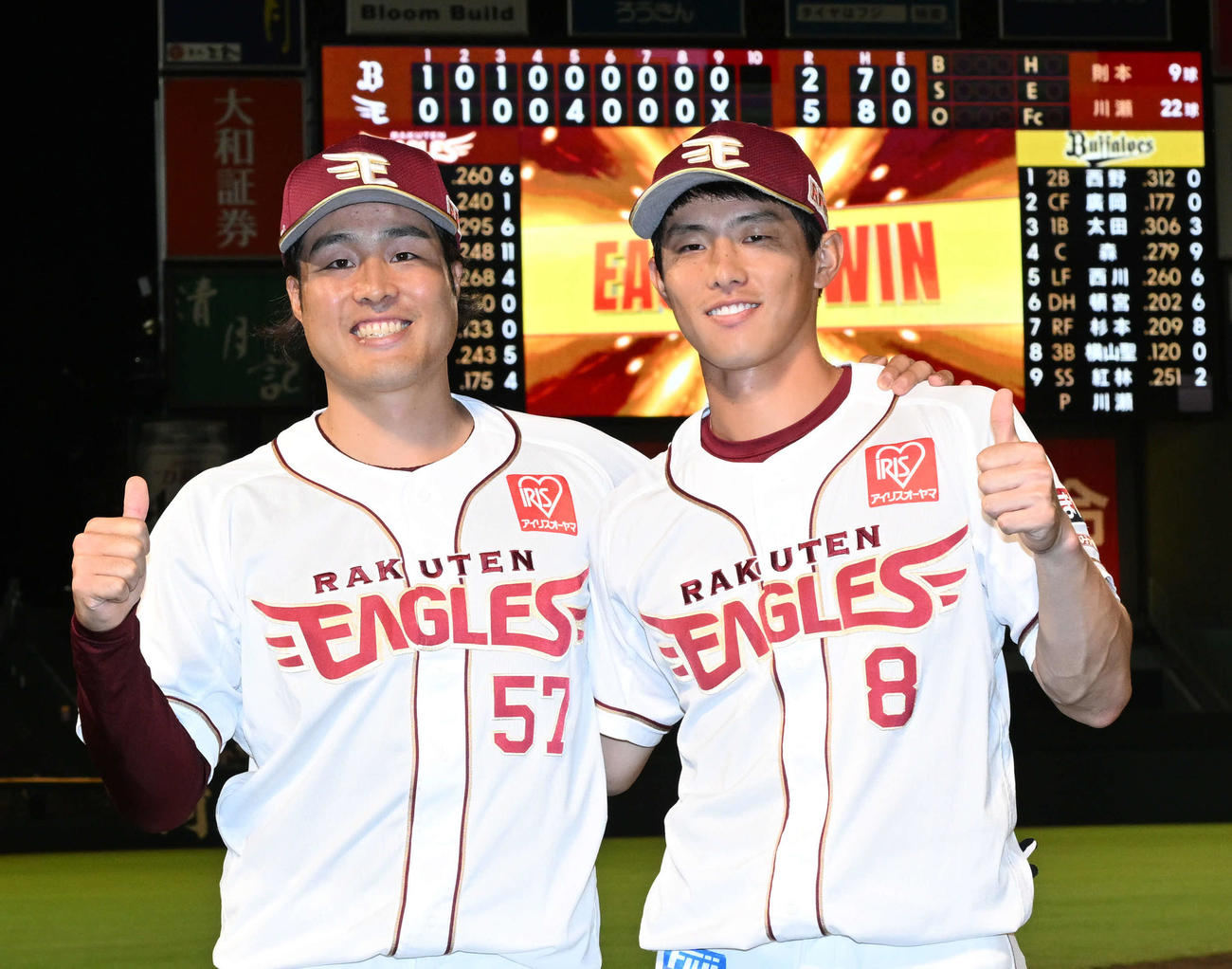 楽天対オリックス　オリックスに勝利し、ポーズをとる滝中（左）と辰己（撮影・千葉一成）