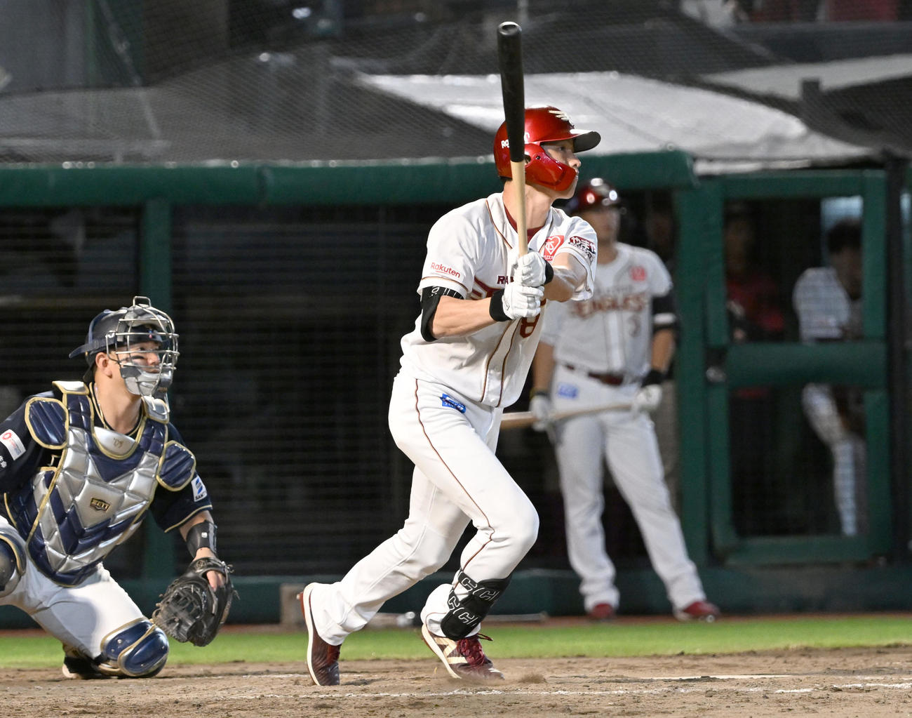 楽天対オリックス　5回裏楽天1死一，二塁、辰己が右越えに適時三塁打を放つ。捕手森（撮影・千葉一成）