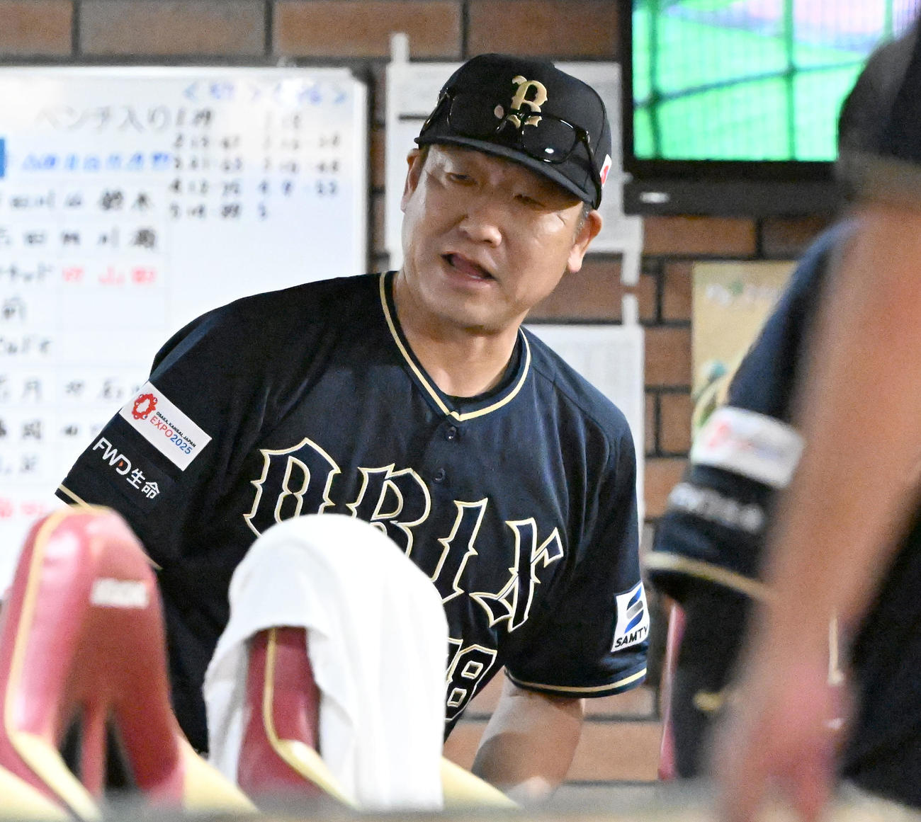 楽天対オリックス　7回、選手交代を告げベンチに戻るオリックス中嶋聡監督（撮影・千葉一成）