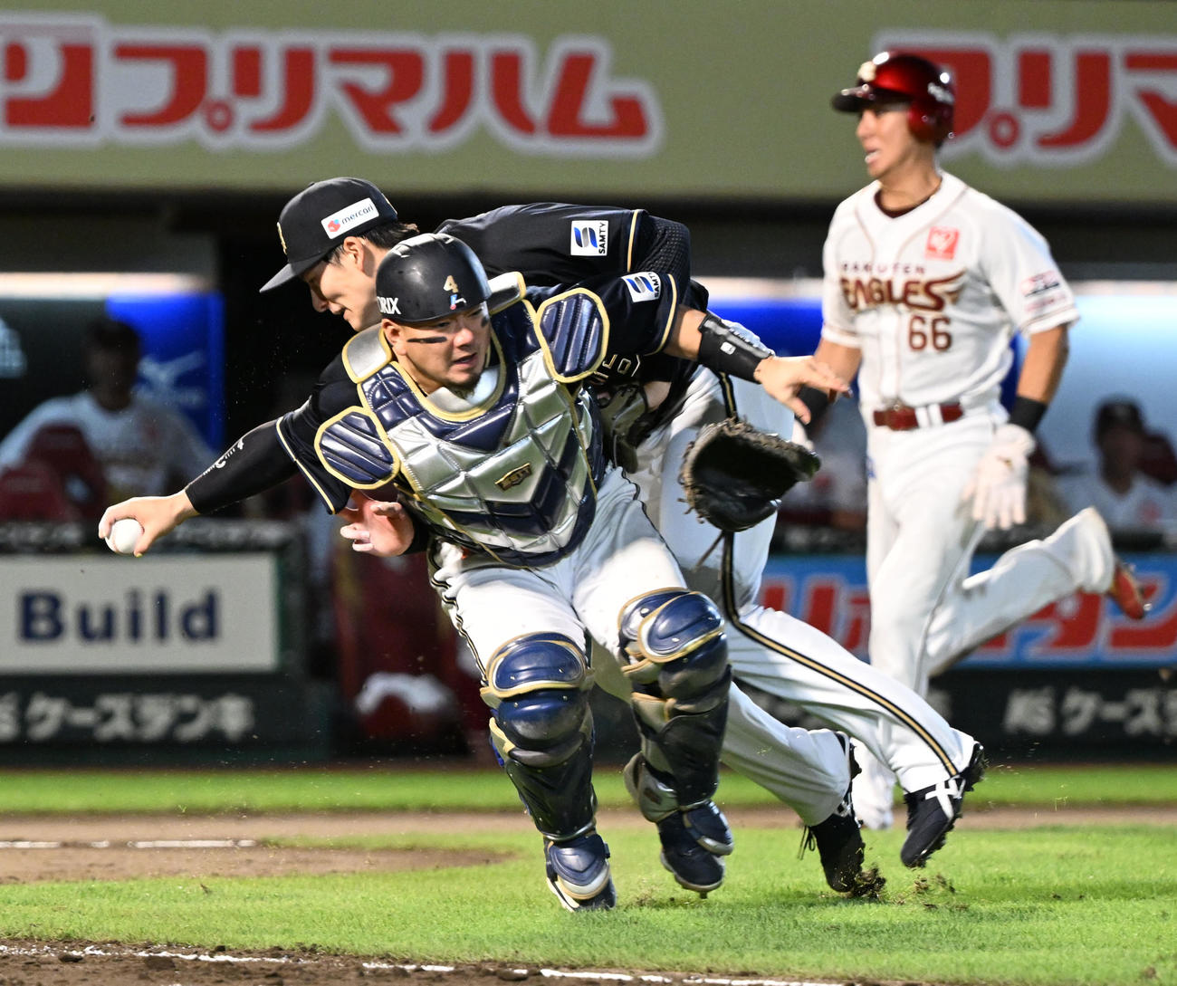楽天対オリックス　5回裏楽天1死一，三塁、小深田の勝ち越しのスクイズを処理する捕手森と本塁ベースカバーに走る高島が交錯。右は三走村林（撮影・千葉一成）