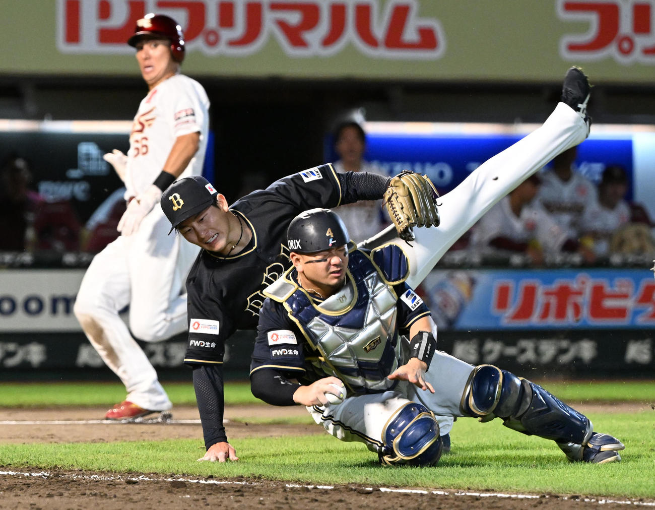 楽天対オリックス　5回裏楽天1死一，三塁、小深田の勝ち越しのスクイズを処理する捕手森と本塁ベースカバーに走る高島が交錯。左は三走村林（撮影・千葉一成）