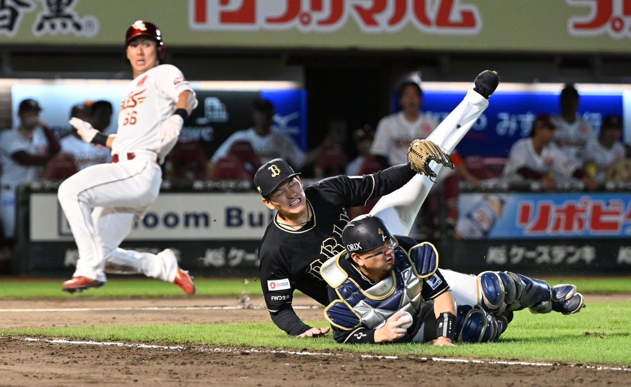 楽天対オリックス　5回裏楽天1死一，三塁、小深田の勝ち越しのスクイズを処理する捕手森と本塁ベースカバーに走る高島が交錯。左は三走村林（撮影・千葉一成）