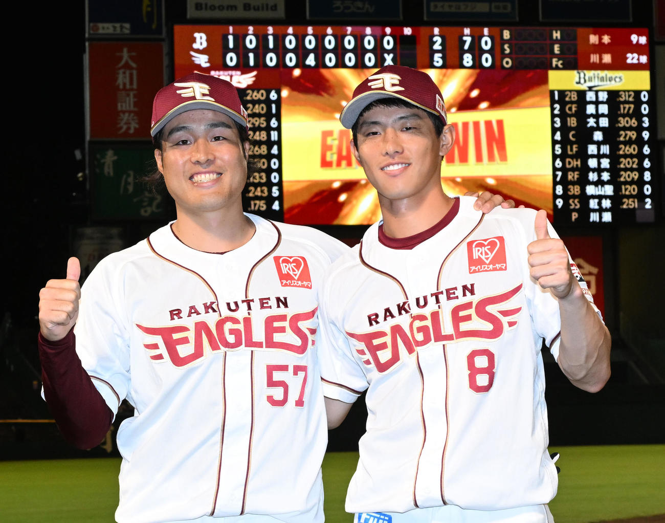 楽天対オリックス　オリックスに勝利し、ポーズをとる滝中（左）と辰己（撮影・千葉一成）