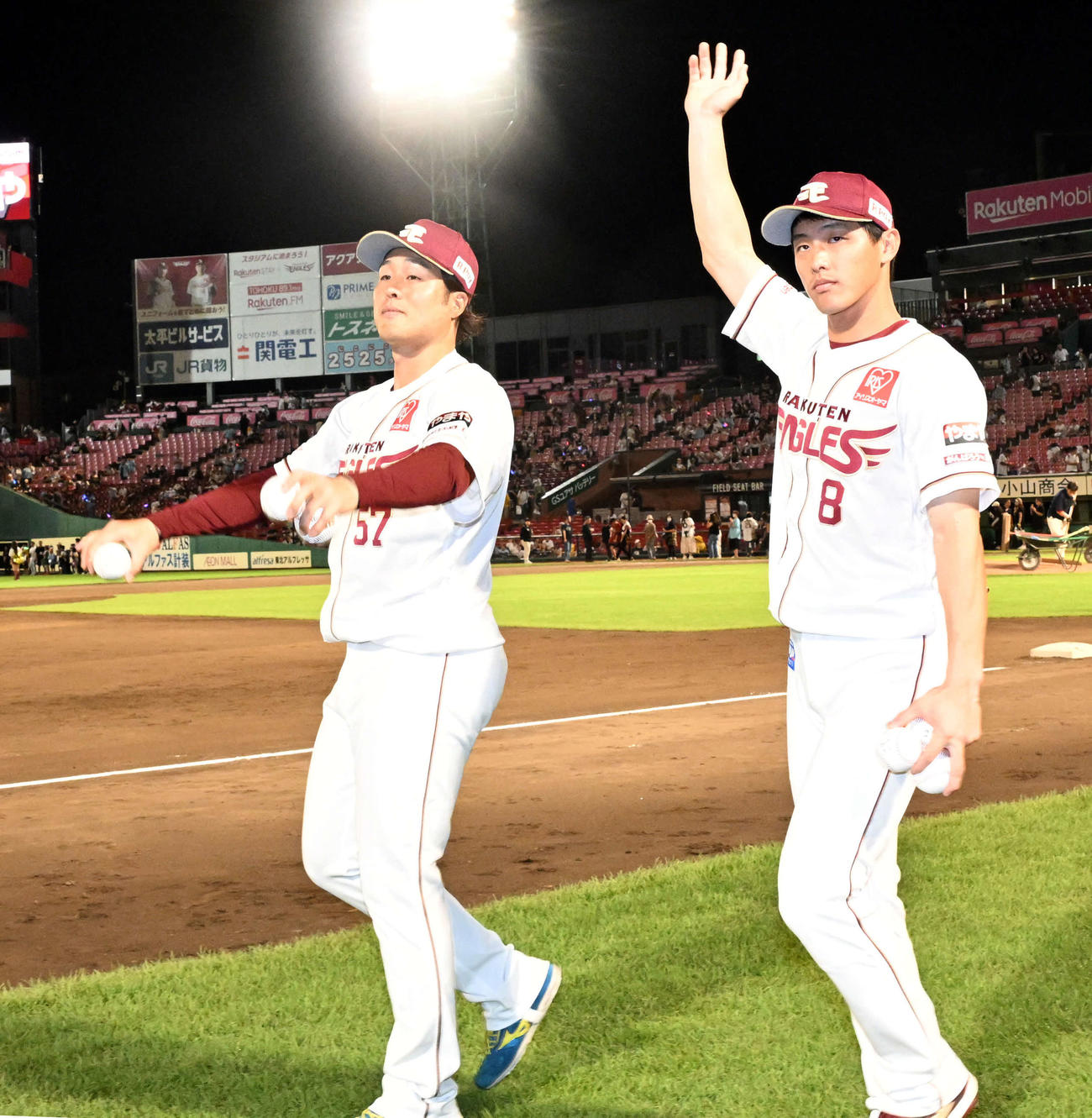 楽天対オリックス　オリックスに勝利し声援に応える滝中（左）と辰己（撮影・千葉一成）
