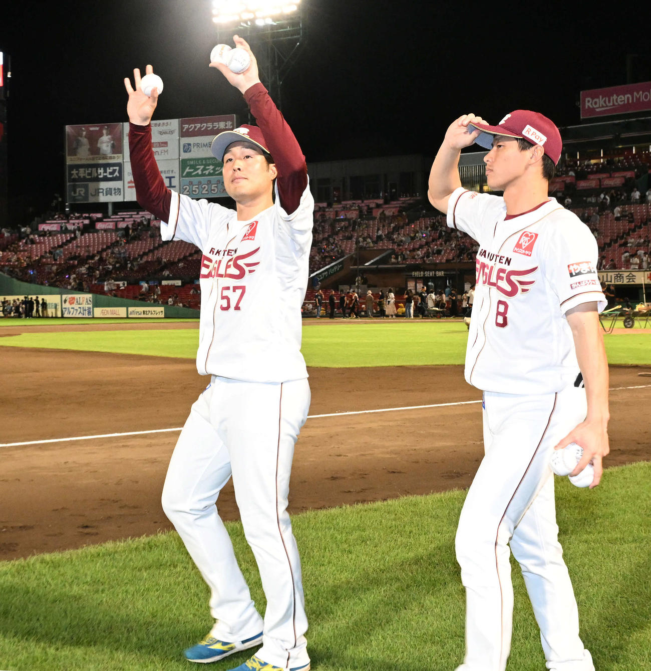 楽天対オリックス　オリックスに勝利し、ポーズをとる滝中（左）と辰己（撮影・千葉一成）