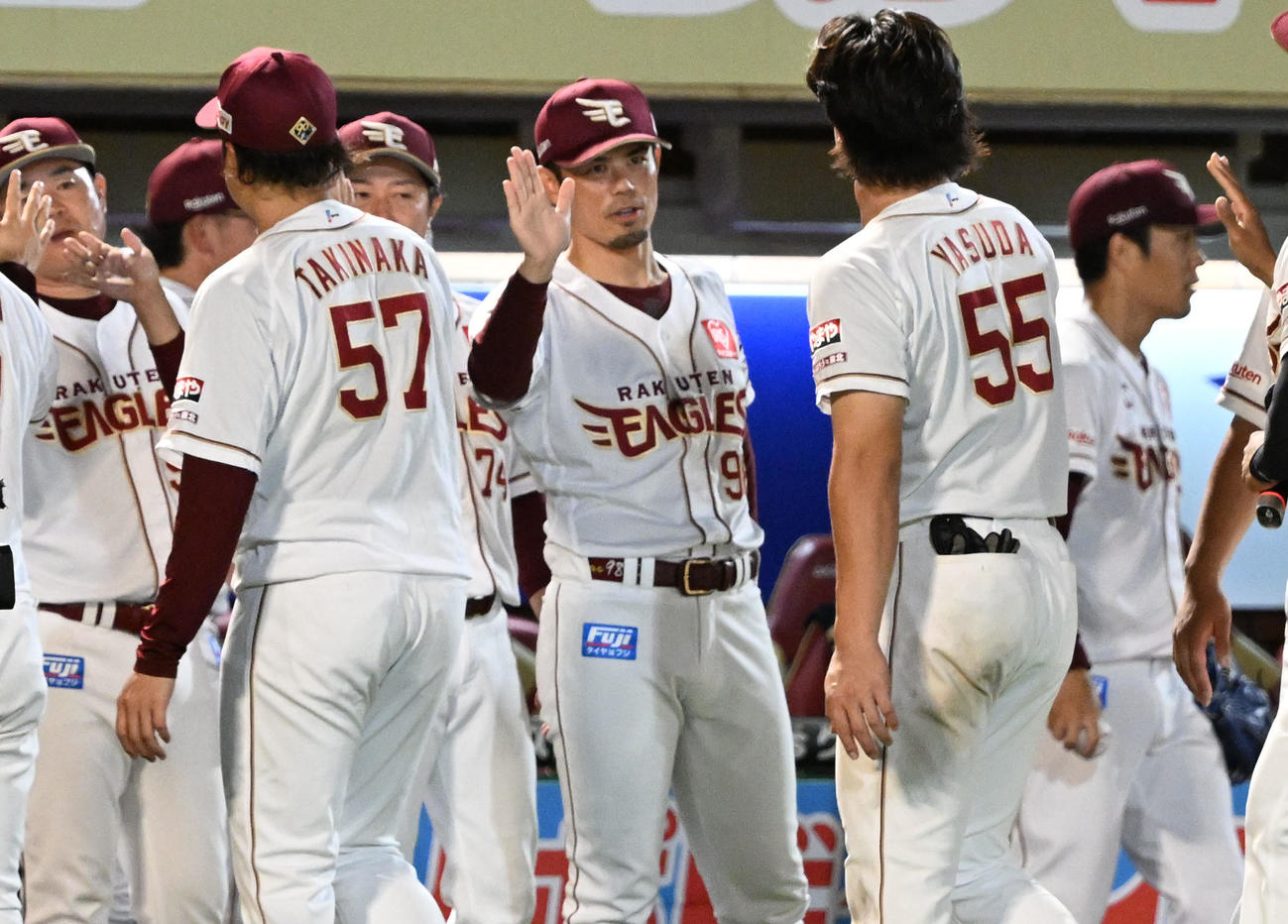 楽天対オリックス　オリックスに勝利し、連敗を止め滝中らナインとタッチする楽天今江監督（右から3人目）（撮影・千葉一成）