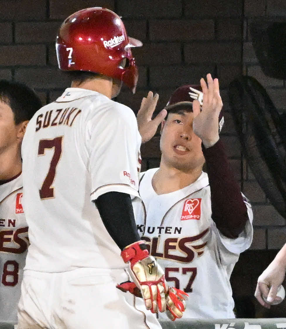 楽天対オリックス　1回裏楽天1死二，三塁、村林の同点の左犠飛で生還した鈴木大地（左）を迎える滝中（撮影・千葉一成）
