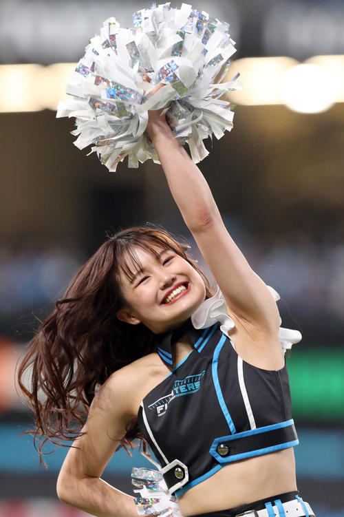 エスコンフィールドでパフォーマンスを行うファイターズガール鈴木志織