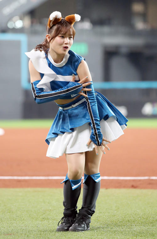 「きつねダンス」を披露するファイターズガールの鈴木志織