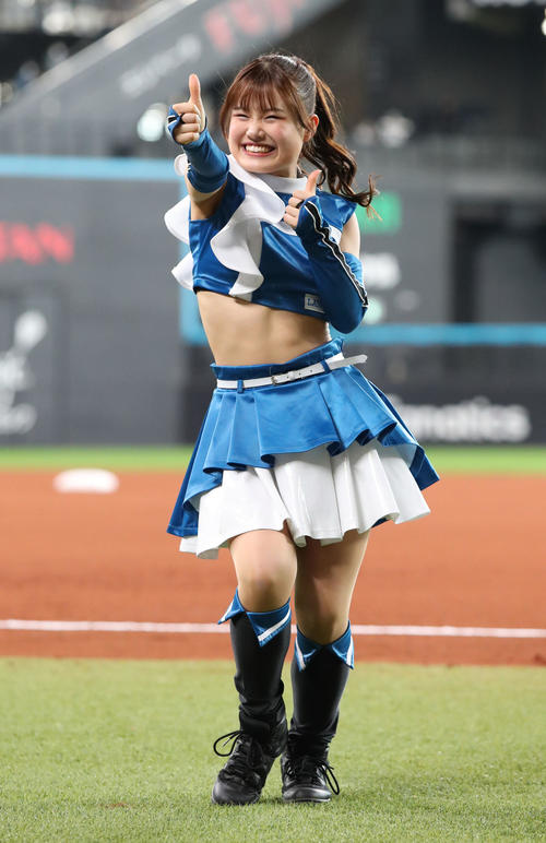 ダンスを披露するファイターズガールの鈴木志織