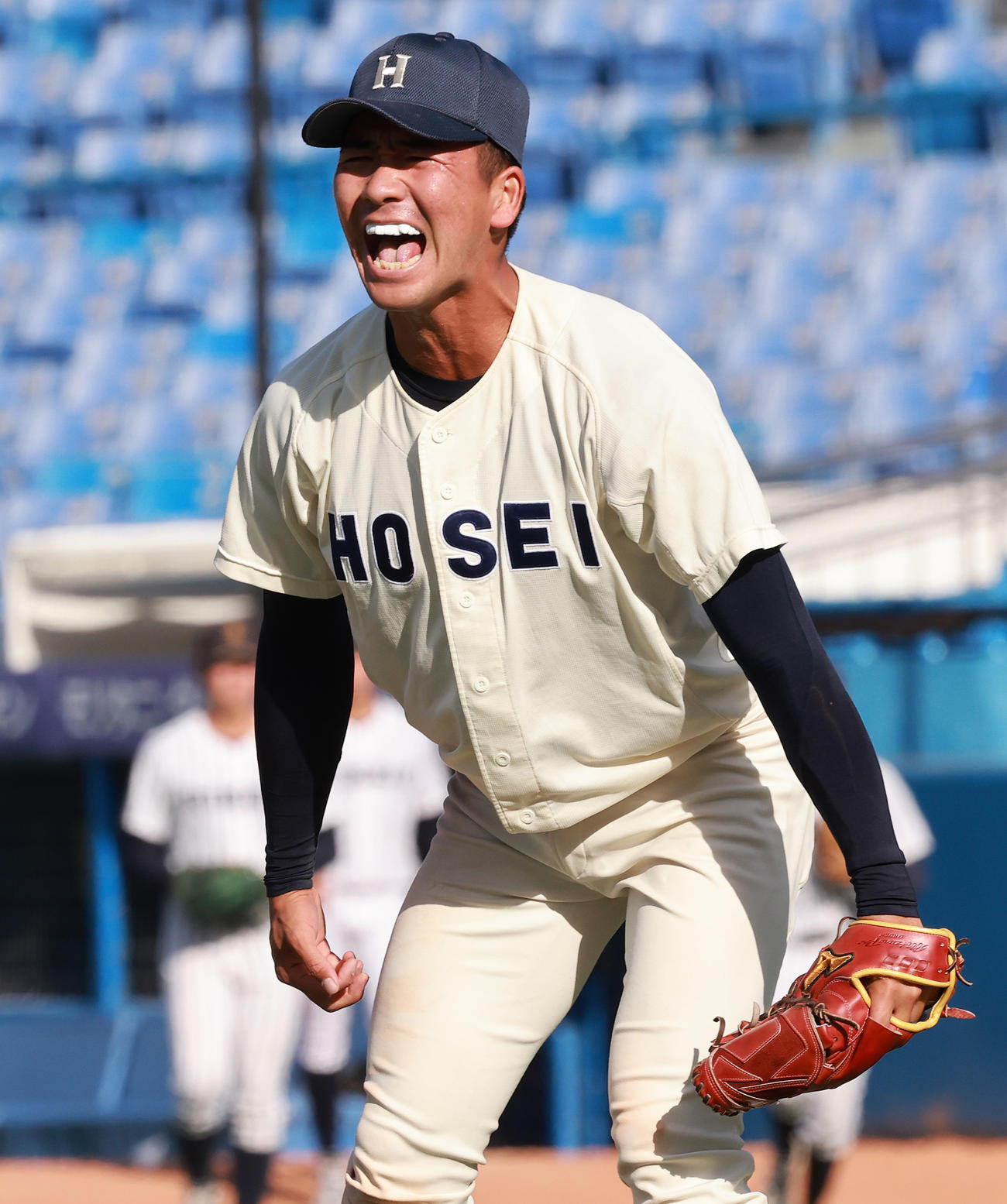 9月23日の法大対立大　完投勝利を挙げ喜ぶ法大・篠木（撮影・野上伸悟）