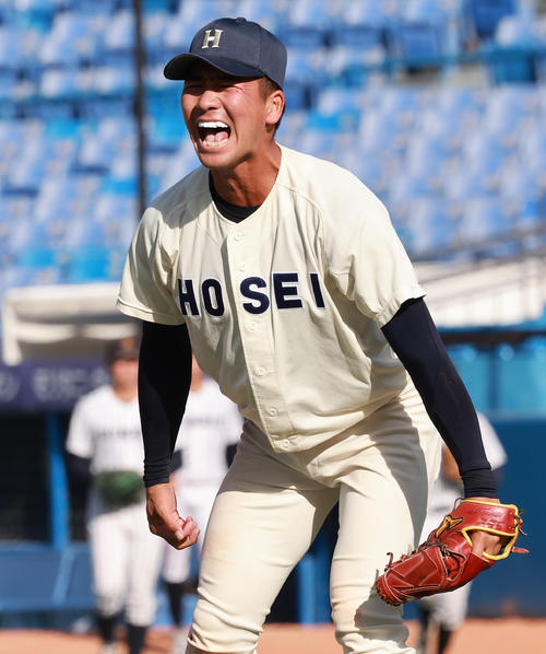 9月23日の法大対立大　完投勝利を挙げ喜ぶ法大・篠木（撮影・野上伸悟）