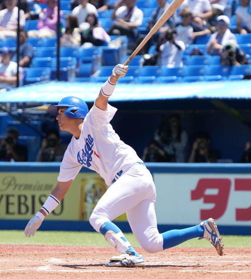 6月15日の青学大対天理大　1回表青学大2死一、二塁、佐々木は左越えに先制の3点本塁打を放つ（撮影・小沢裕）