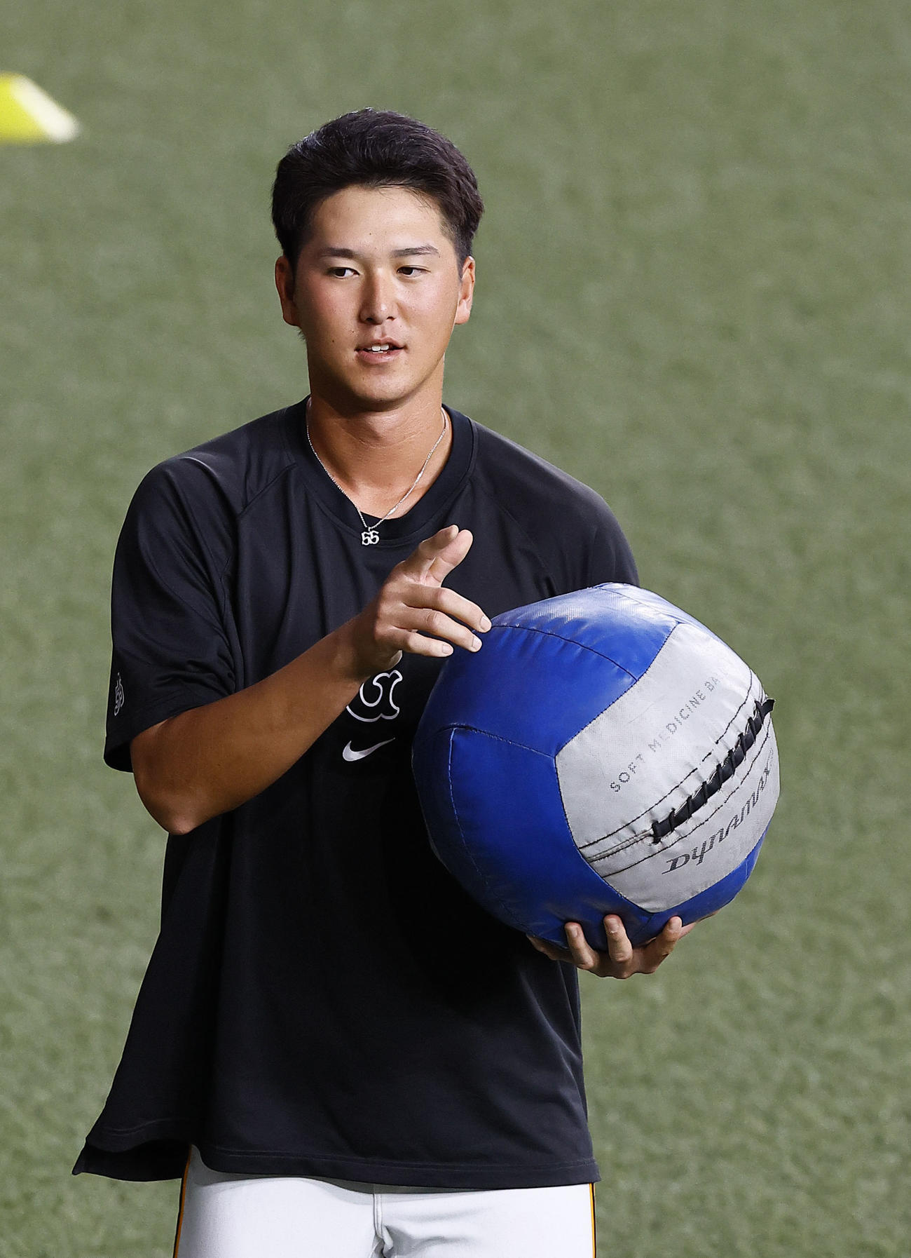 巨人対ヤクルト　メディシンボールでトレーニングする巨人秋広（撮影・藤尾明華）