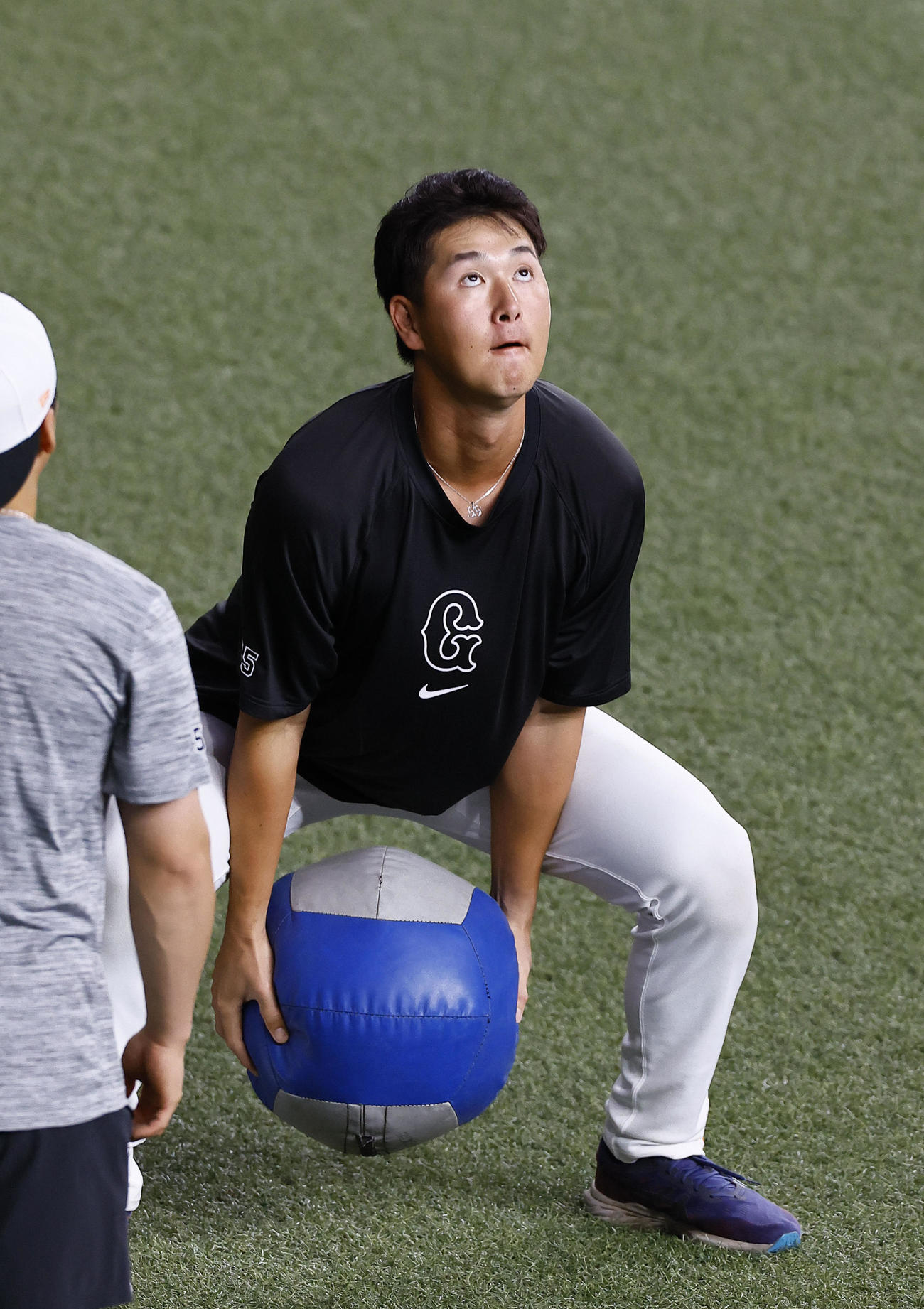 巨人対ヤクルト　メディシンボールでトレーニングする巨人秋広（撮影・藤尾明華）