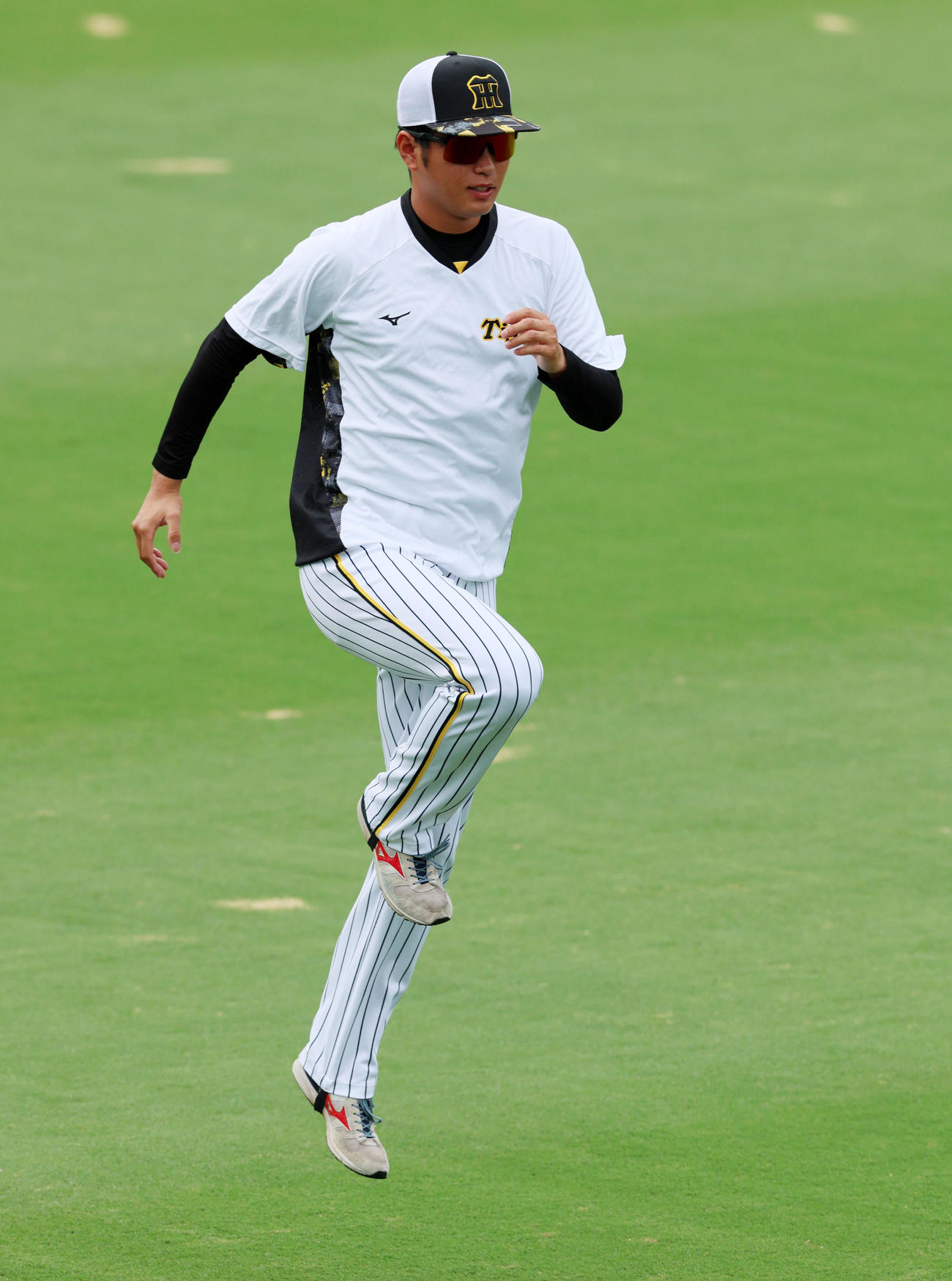 阪神対中日　ウオーミングアップする高橋（撮影・加藤哉）
