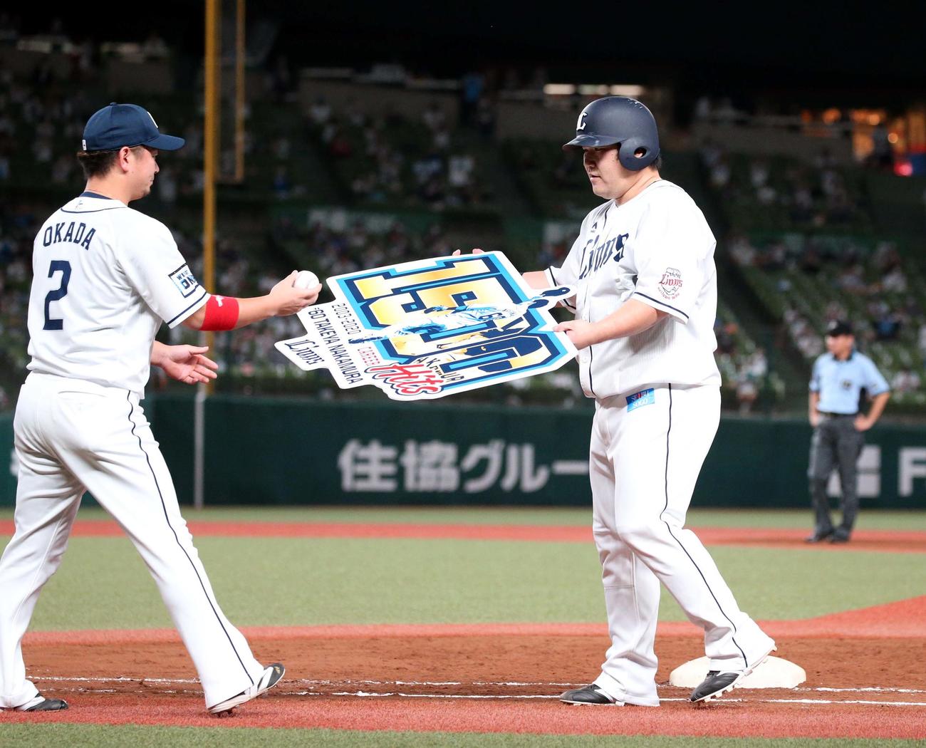 通算1500安打を放った中村から記念ボードを預かる岡田（2020年8月撮影）