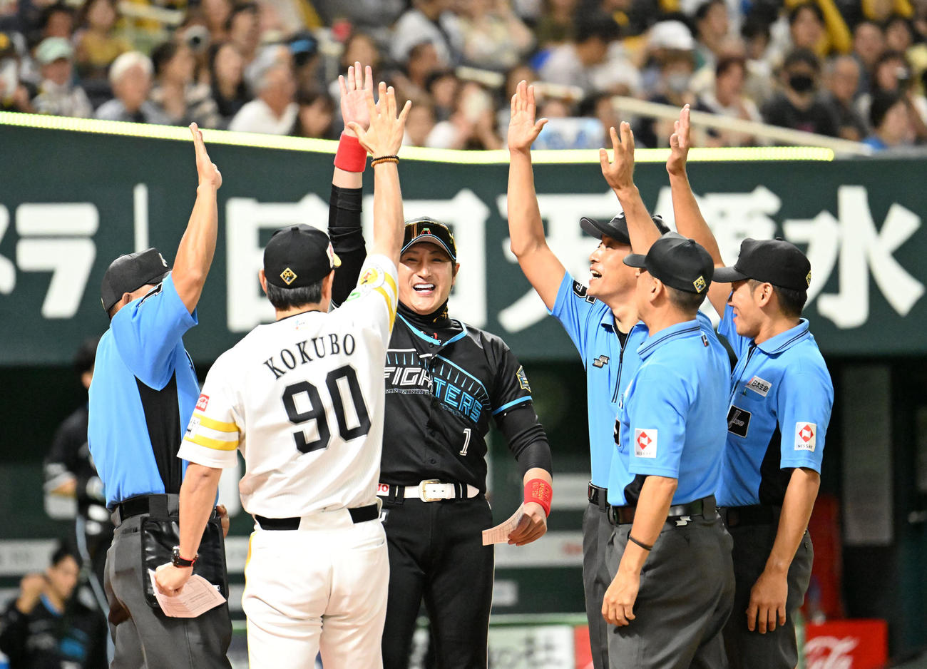 ソフトバンク対日本ハム　メンバー交換で笑顔で手を上げる小久保監督（左から2番目）と新庄監督（中央）（撮影・林敢治）