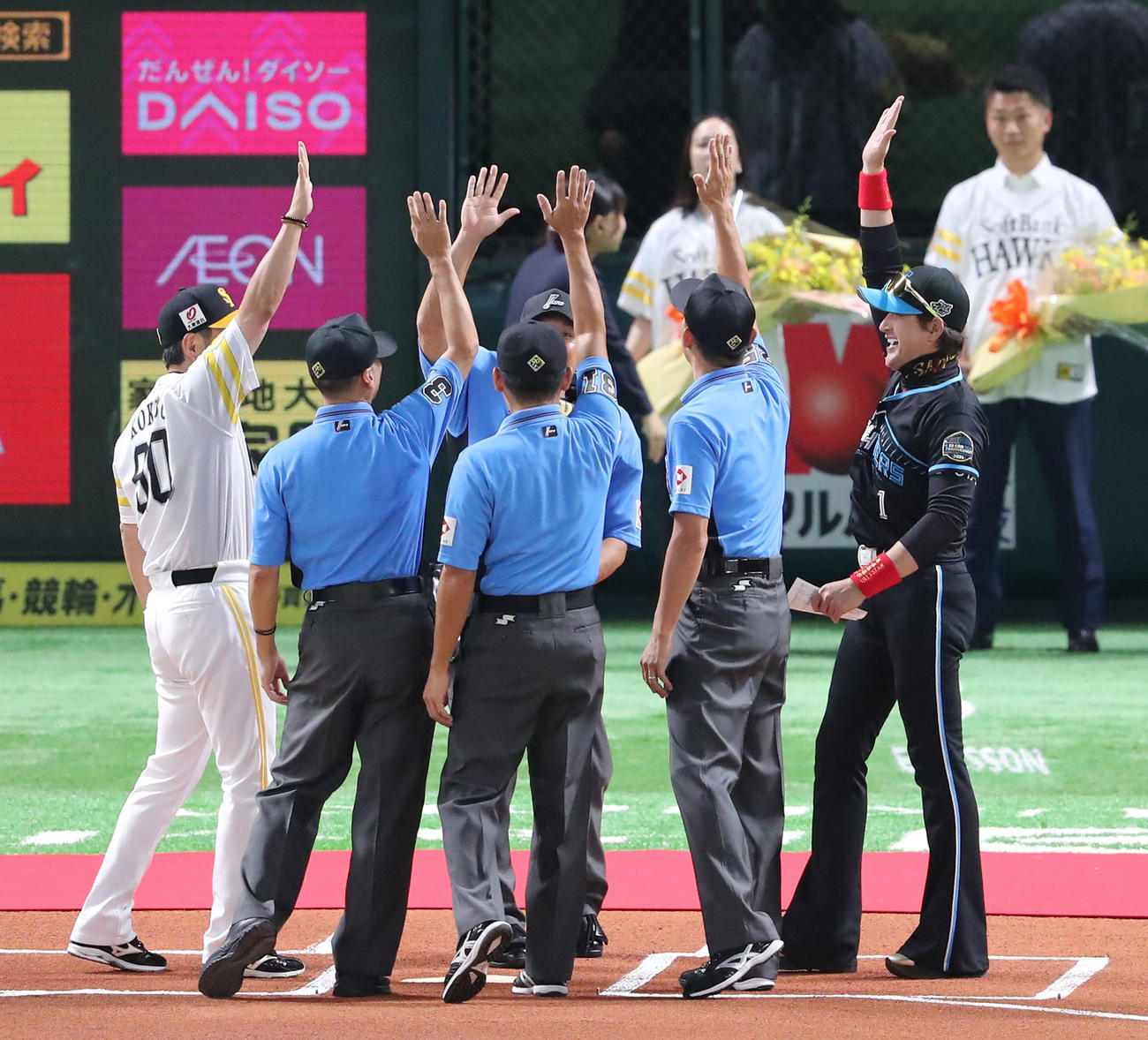 ソフトバンク対日本ハム　ソフトバンク対日本ハム　メンバー交換で笑顔で手を上げる新庄監督（撮影・梅根麻紀）