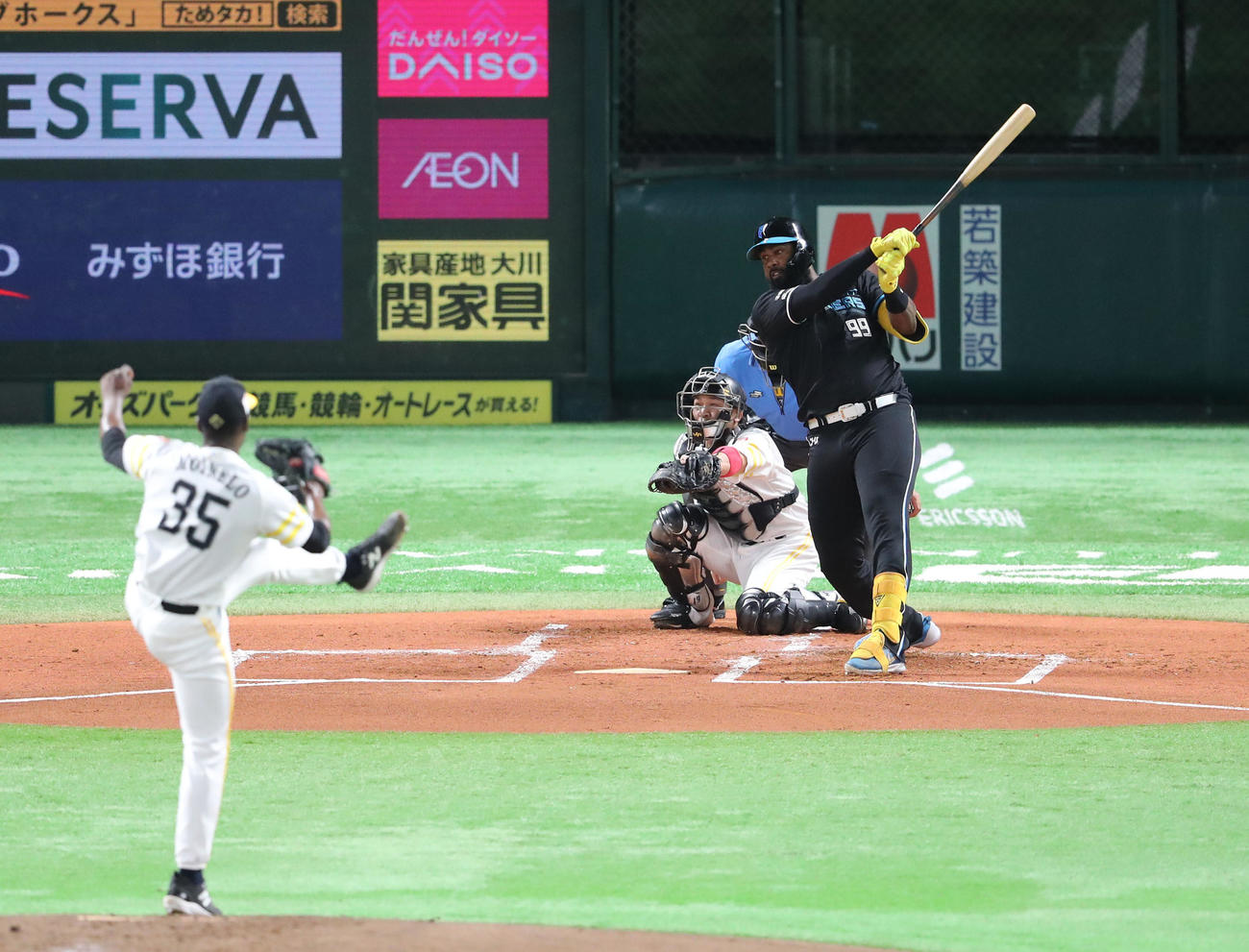 ソフトバンク対日本ハム　1回表日本ハム無死二、三塁、レイエスは右越えに2点適時打を放つ（撮影・梅根麻紀）