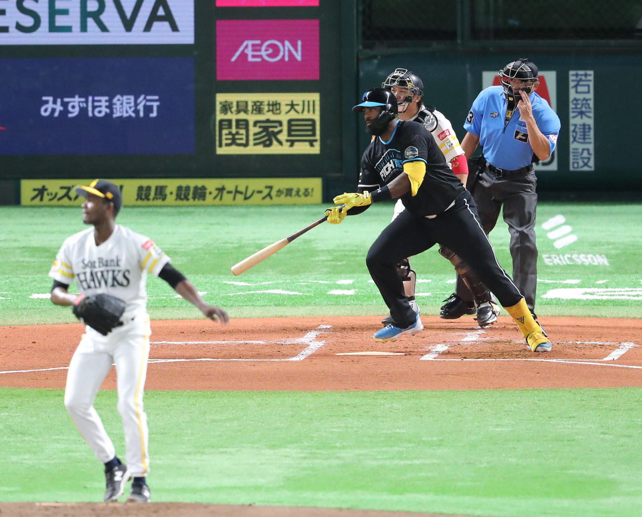 ソフトバンク対日本ハム　1回表日本ハム無死二、三塁、レイエスは右越えに2点適時打を放つ（撮影・梅根麻紀）