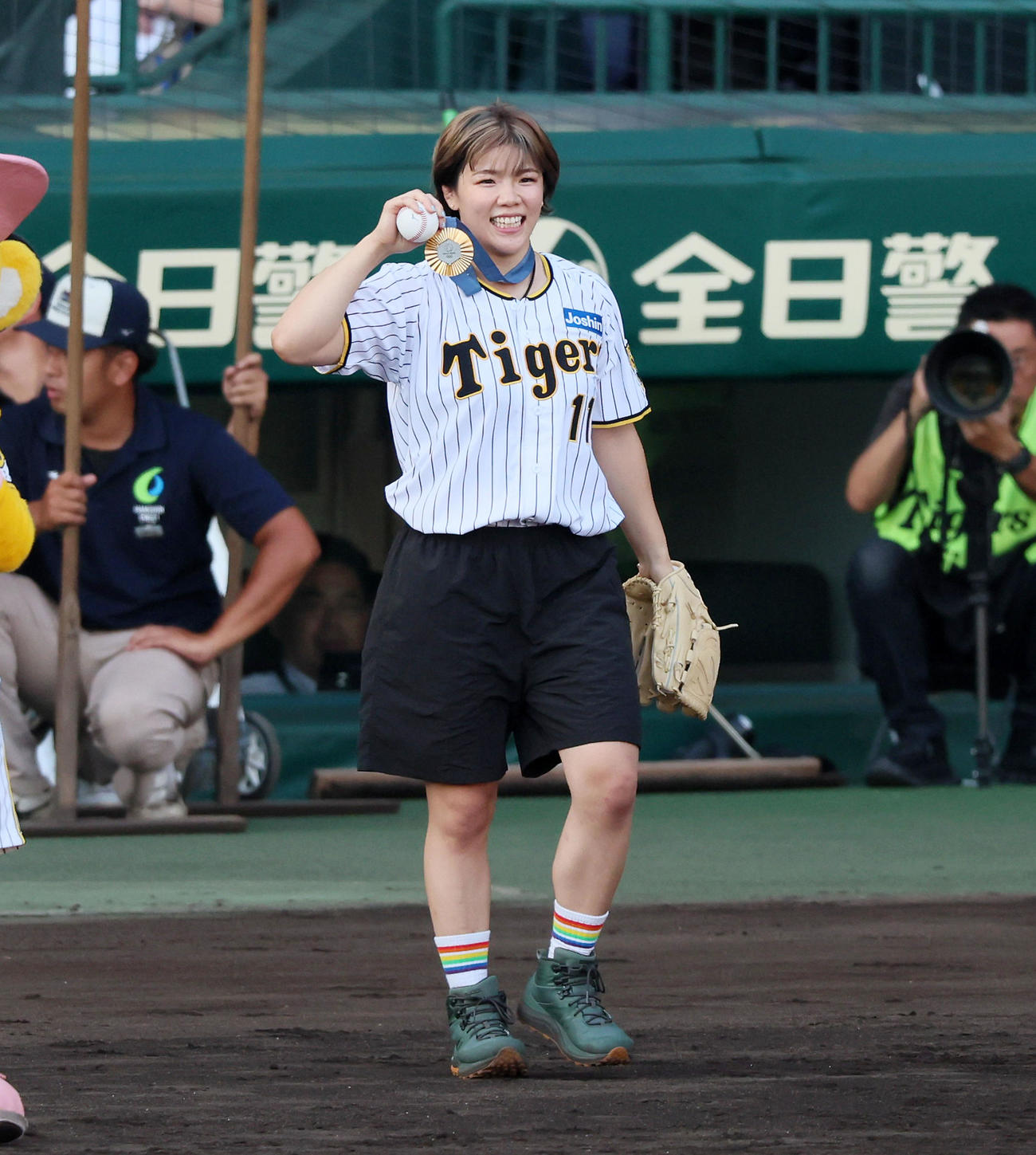 阪神対中日　パリ五輪のレスリング女子76キロ級で金メダル獲得の鏡優翔がファーストピッチに登場（撮影・加藤哉）